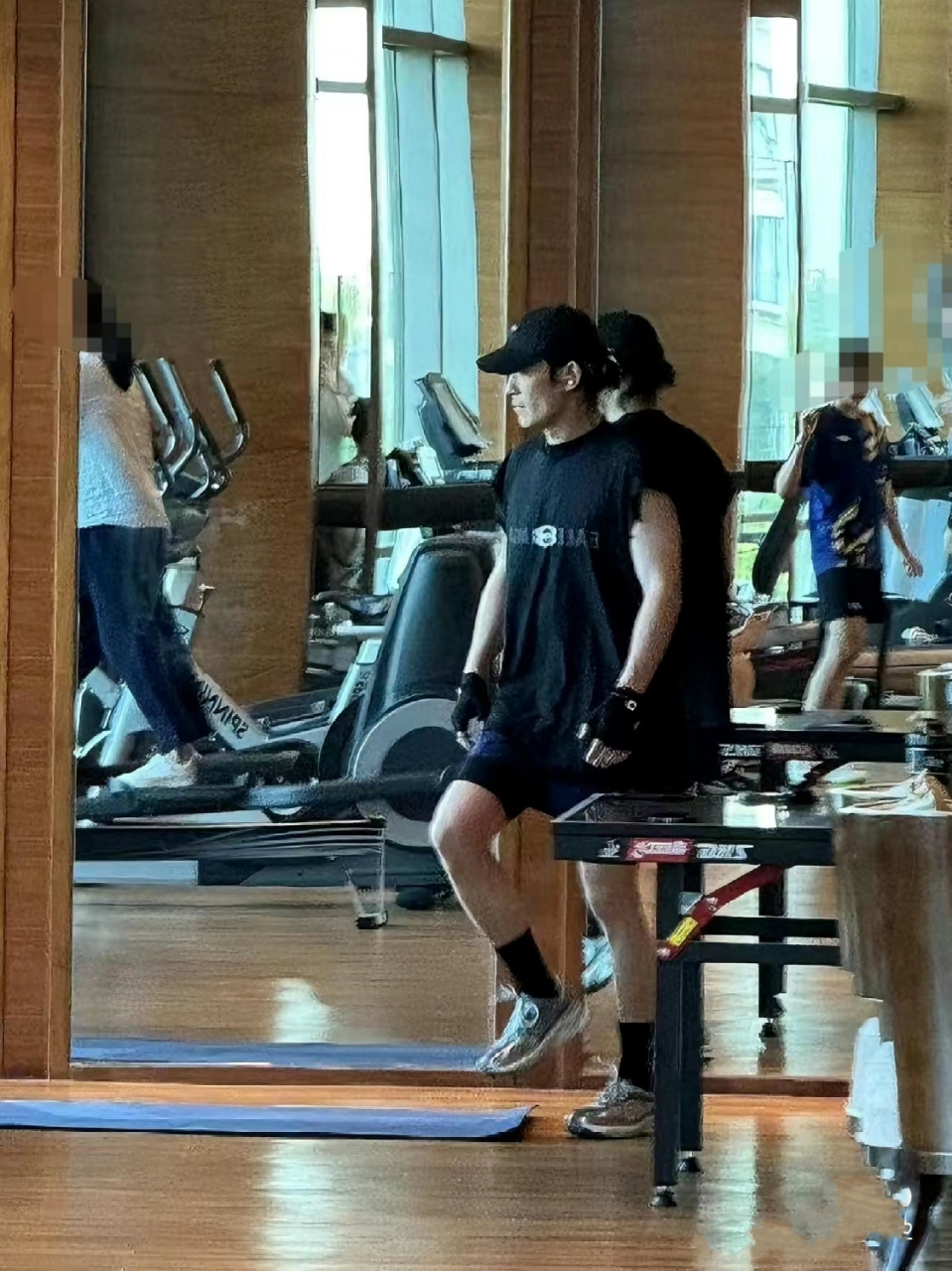 朱一龙健身被偶遇,当时的朱一龙身穿一件黑色短袖和黑色短裤,露出四肢