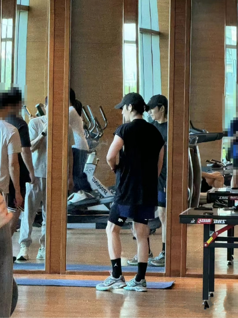 朱一龙健身被偶遇,当时的朱一龙身穿一件黑色短袖和黑色短裤,露出四肢