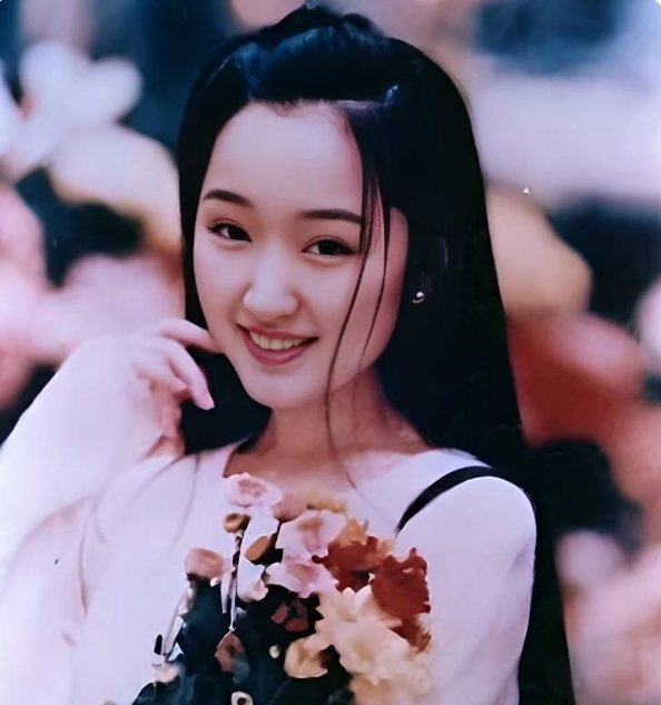 试了试,三条裤子她全要了,所以在那个年代,杨杨钰莹吴颂今红楼杨钰莹