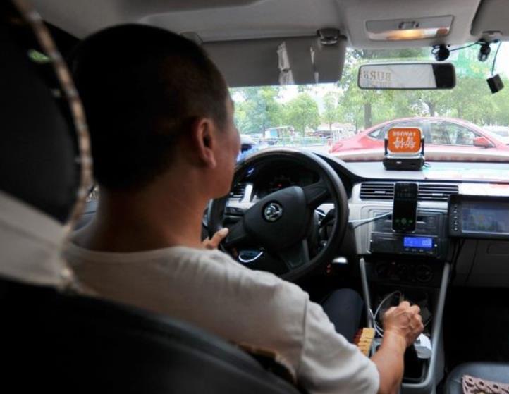 秘书问:什么方法?富豪说,如果你是出租车司机,你会怎