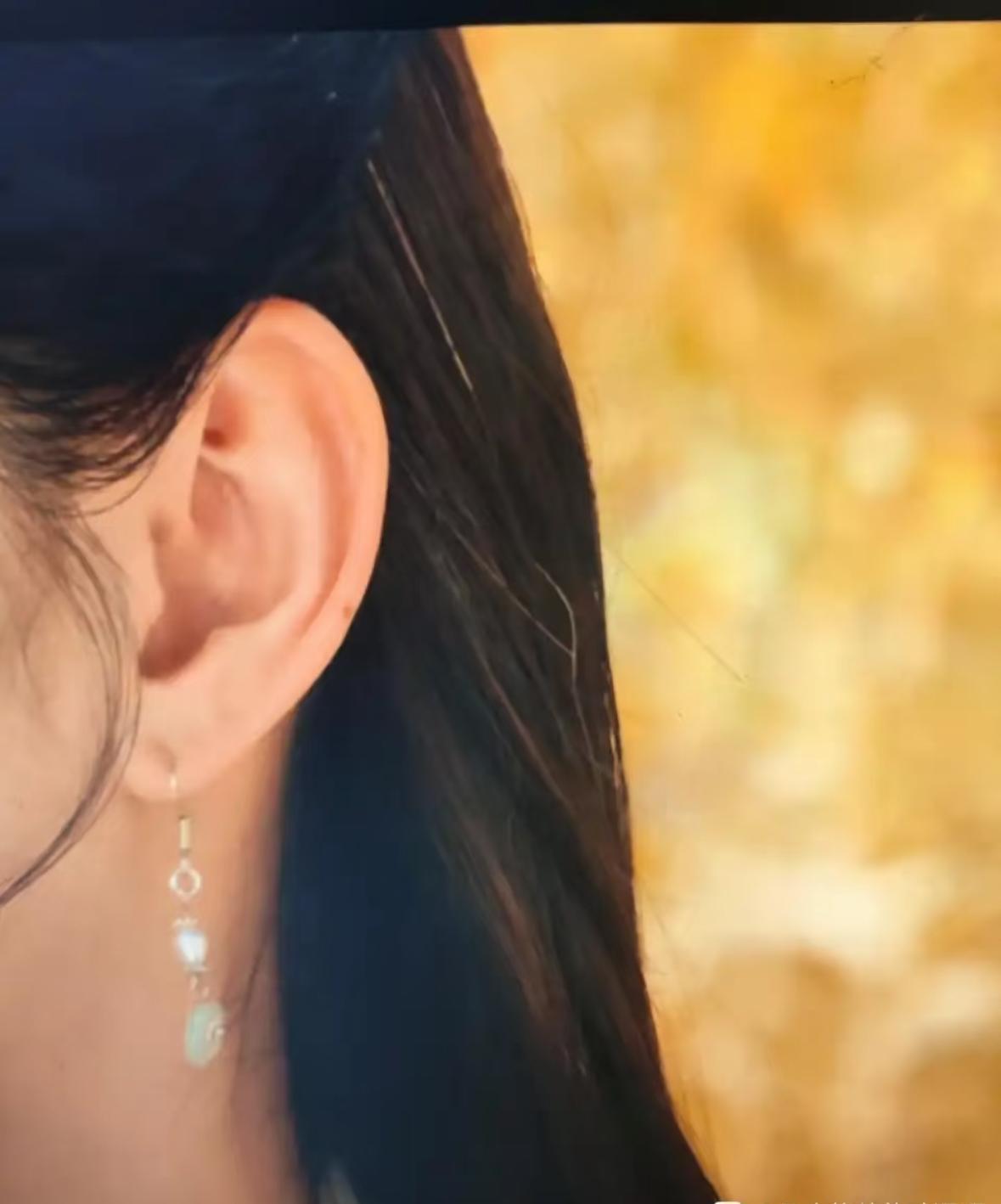 彩环每次与韩立相遇的变化第一次有空气齐刘海第二次燕家堡时是偏分