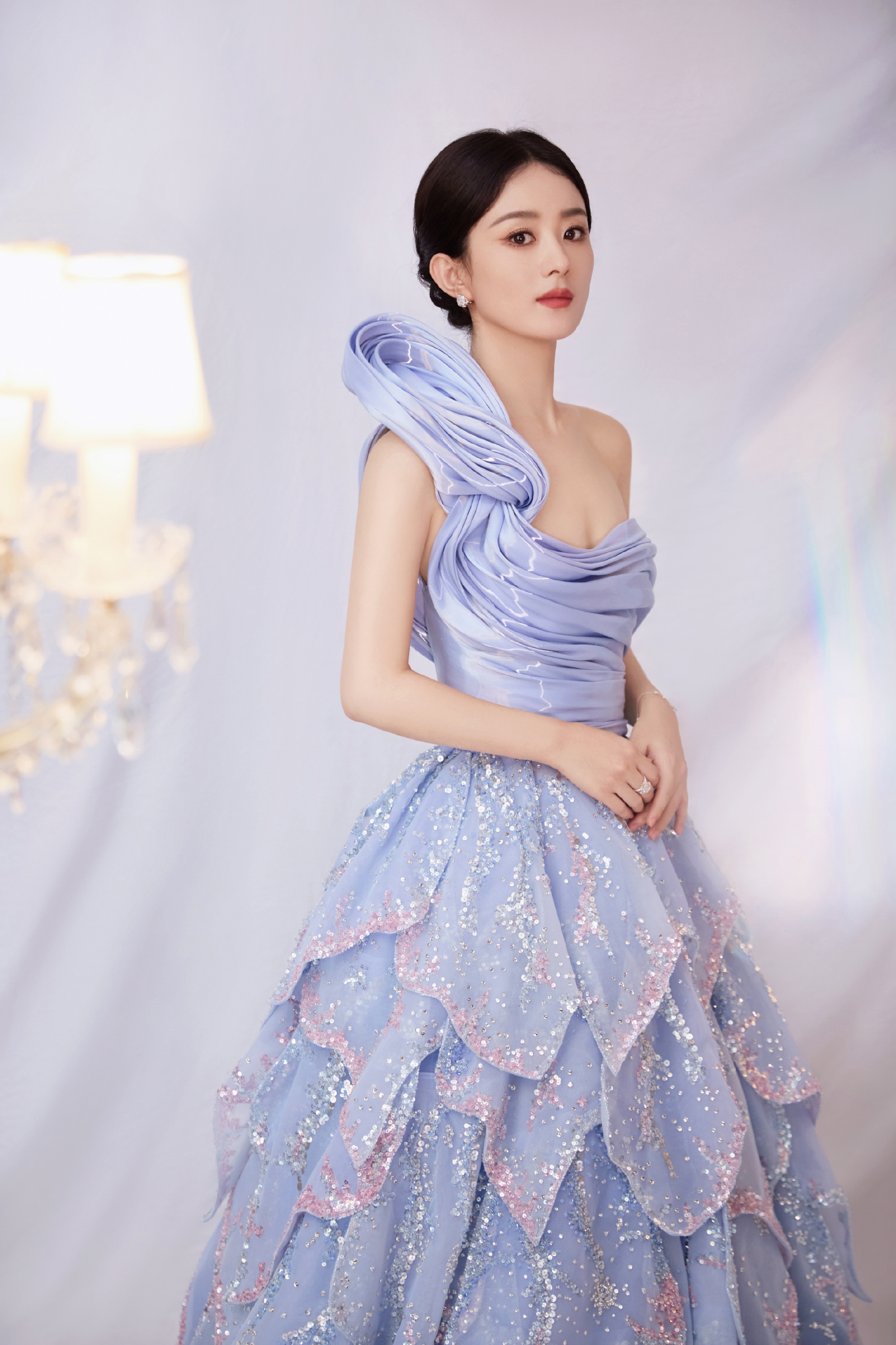 赵丽颖以一袭蓝紫色高定裙亮相,如同从深海中跃出的神秘人鱼公主,这件
