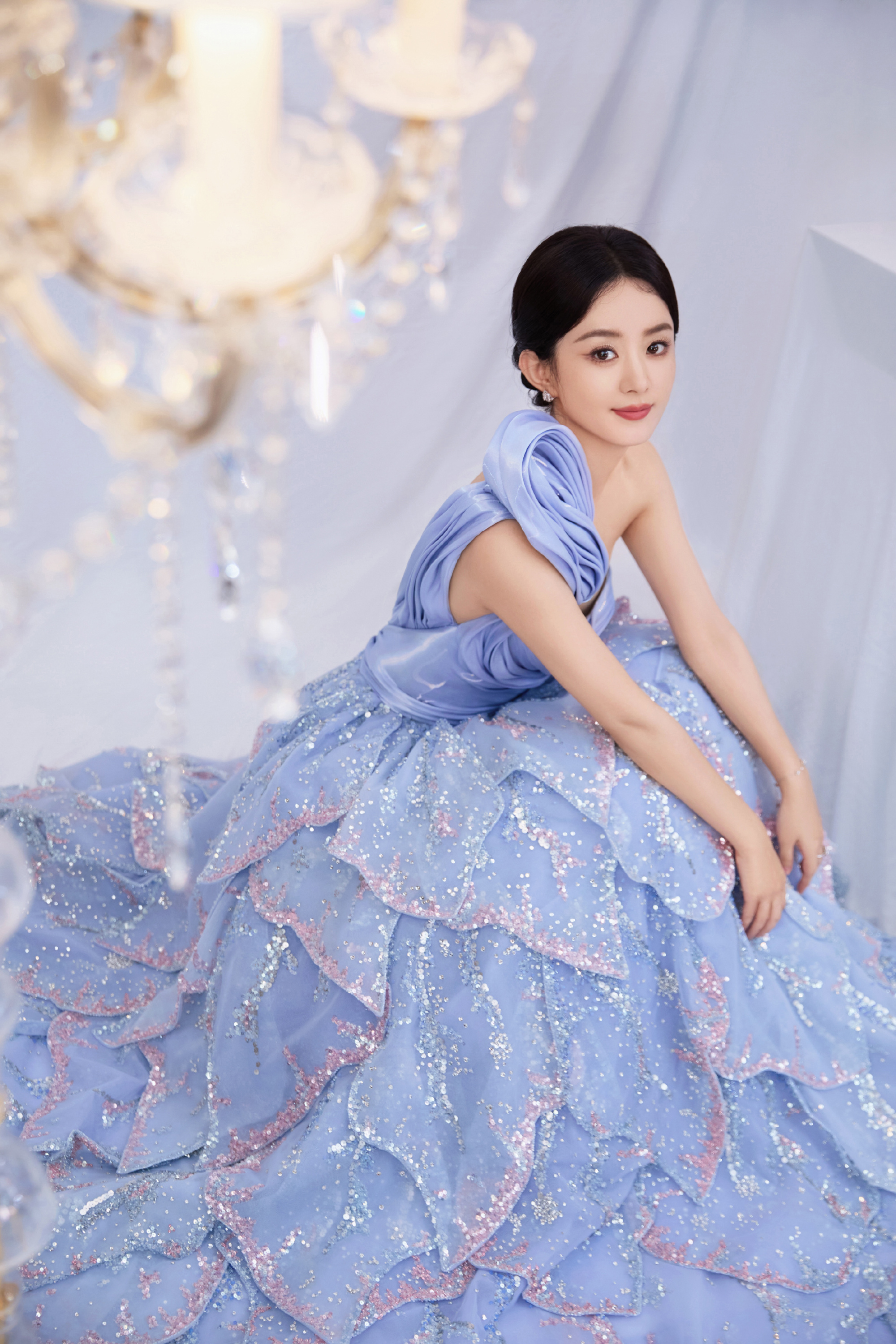 赵丽颖以一袭蓝紫色高定裙亮相,如同从深海中跃出的神秘人鱼公主,这件