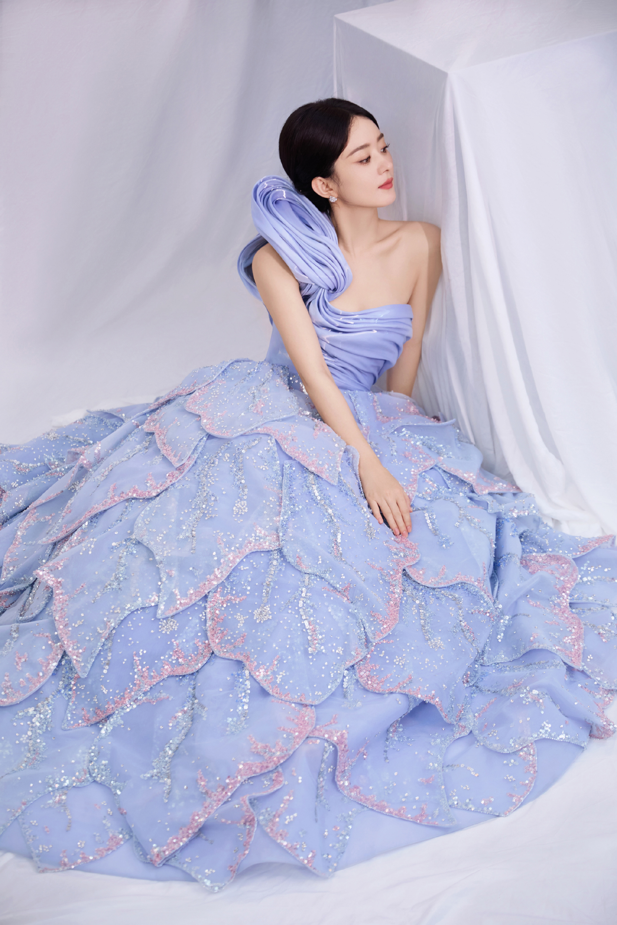 赵丽颖以一袭蓝紫色高定裙亮相,如同从深海中跃出的神秘人鱼公主,这件