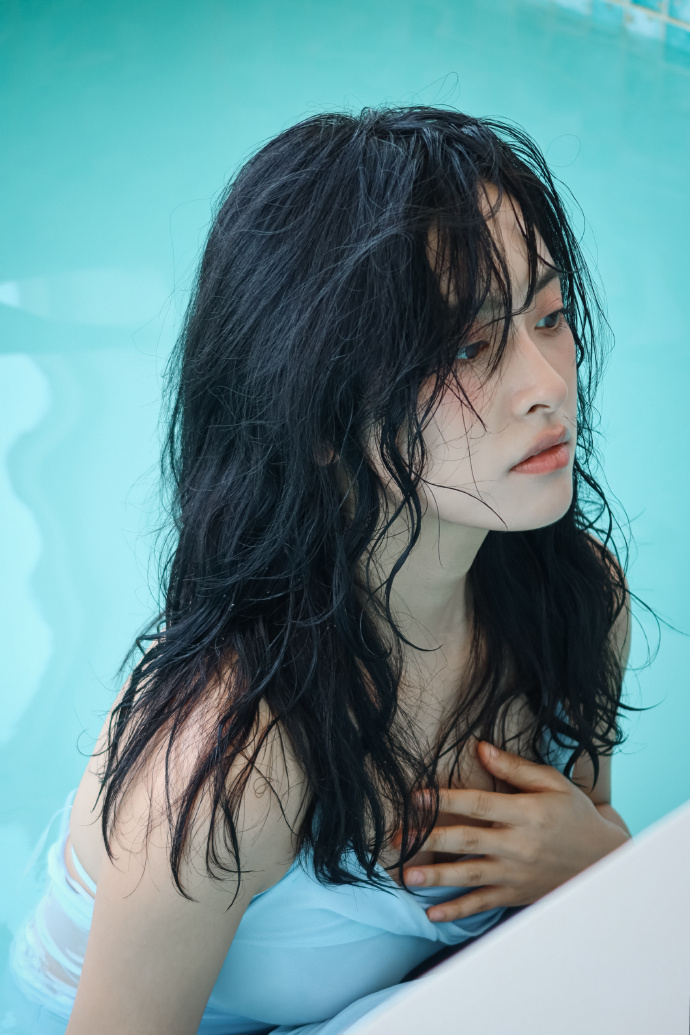 她的步伐轻轻摆动,如同海浪轻拂过礁石,透露出一沈月泳装沈月穿泳衣