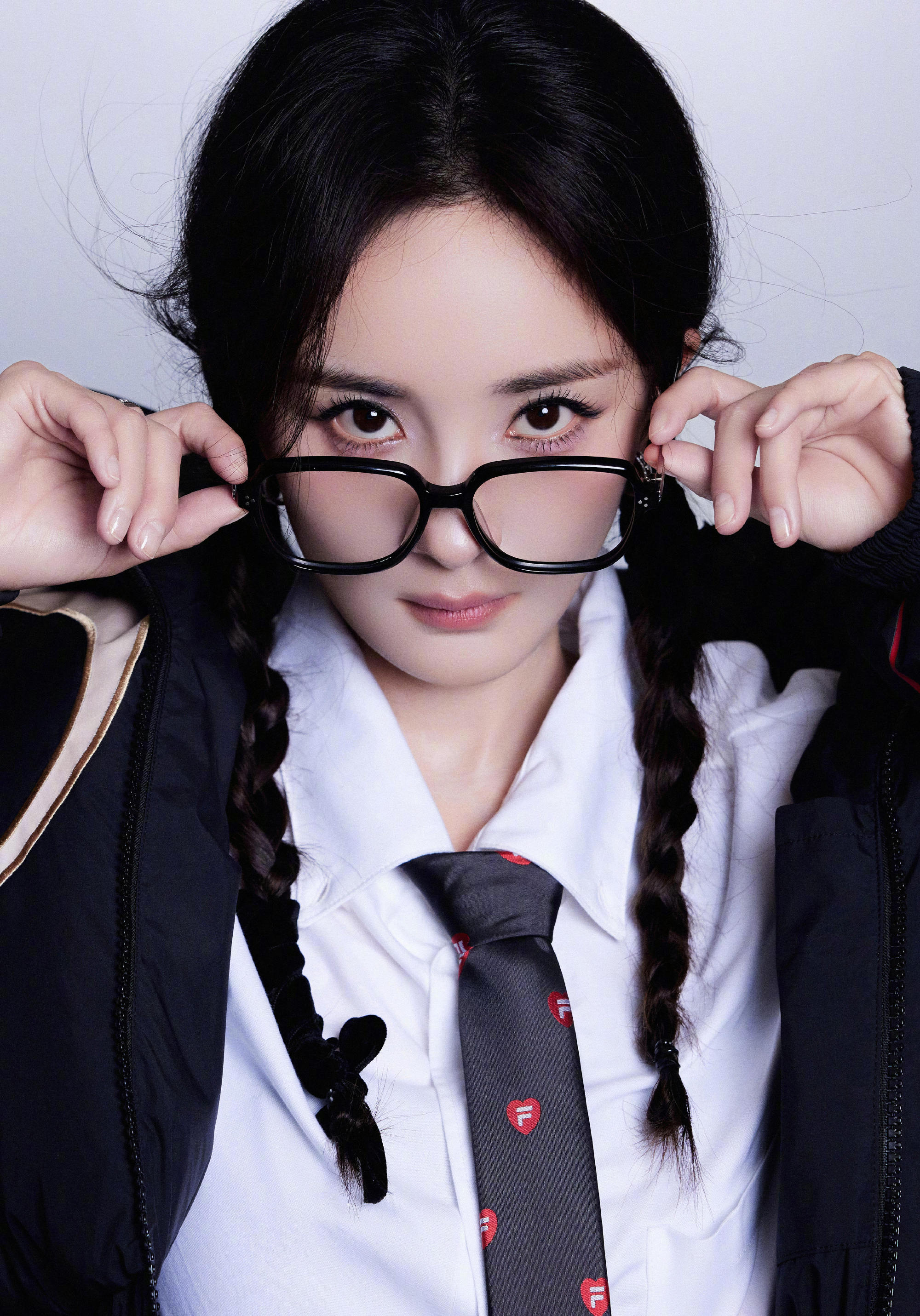 杨幂这次的美式橄榄球服大片让人眼前一亮,照片中,杨幂扎着双麻花辫