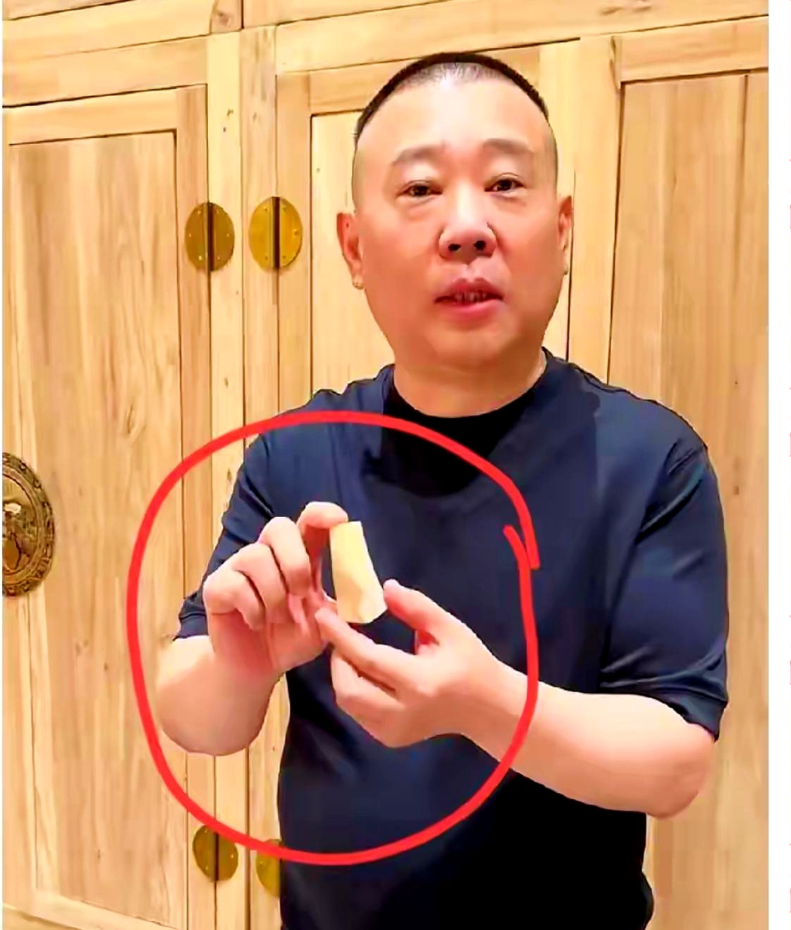 杨老先生刚走没多久郭德纲就发了段捏空心骨头的视频话里藏着话