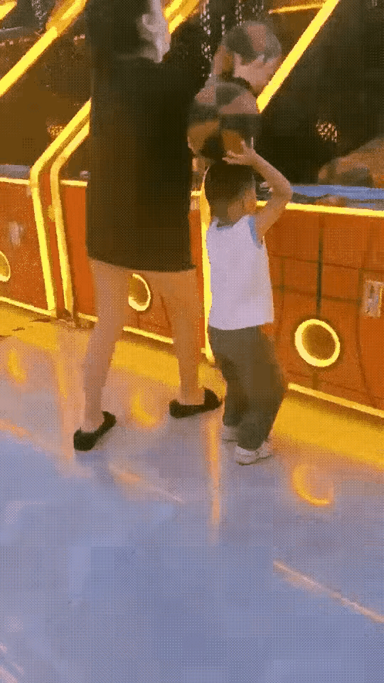 妈妈陪孩子快乐的一天 投篮游戏就是乐趣多 一投一漏 旁边围观观众