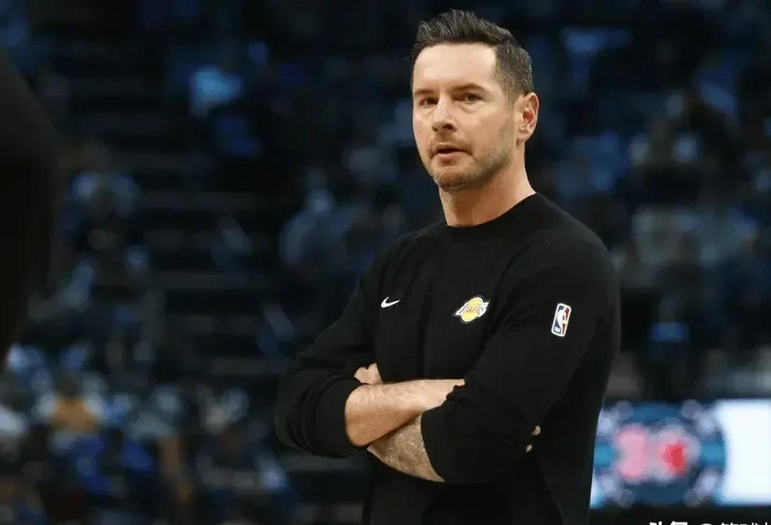 雷迪克为什么会坚持让芬尼史密斯替补,原因很简单,雷迪克不会走科尔的