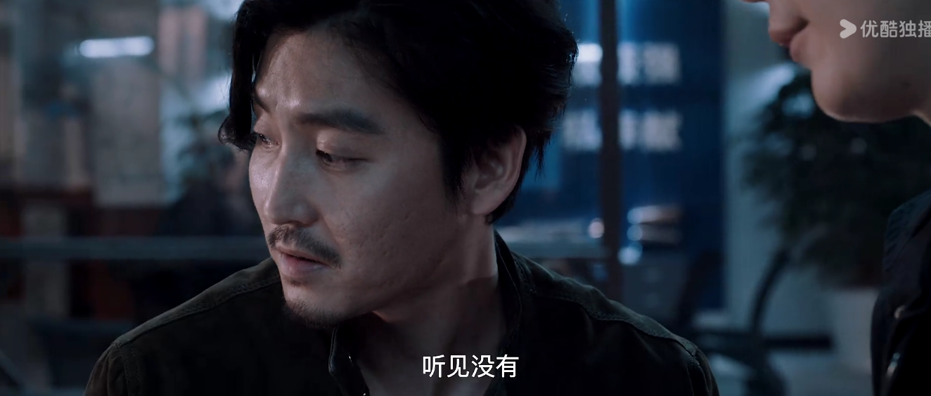 《白夜追凶》里,任迪弟弟被绑架,暴发户郭爸被勒索500万的案件中,周巡