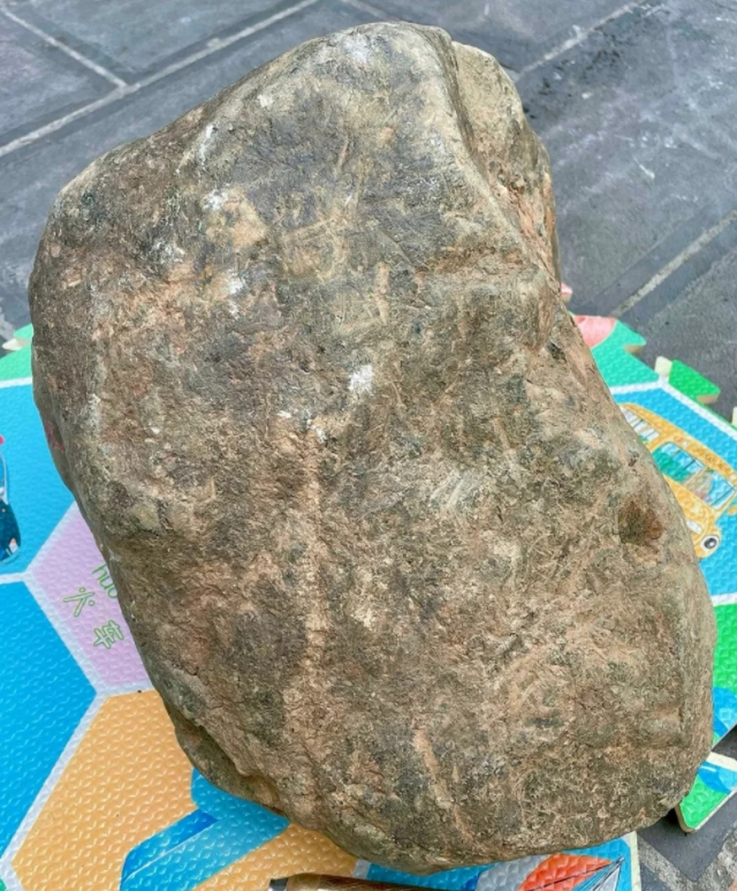 点击头像看直播# #翡翠原石# 山石原石多产于山坡或山谷中,经过长期