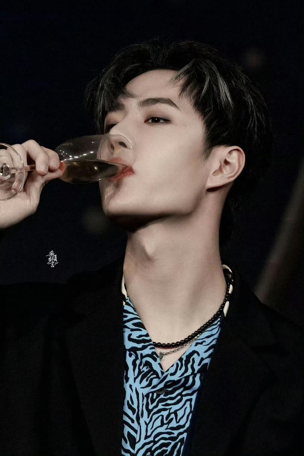 王一博出道时未满18岁,他人饮酒时他只能品味奶茶,那时的他被称为"