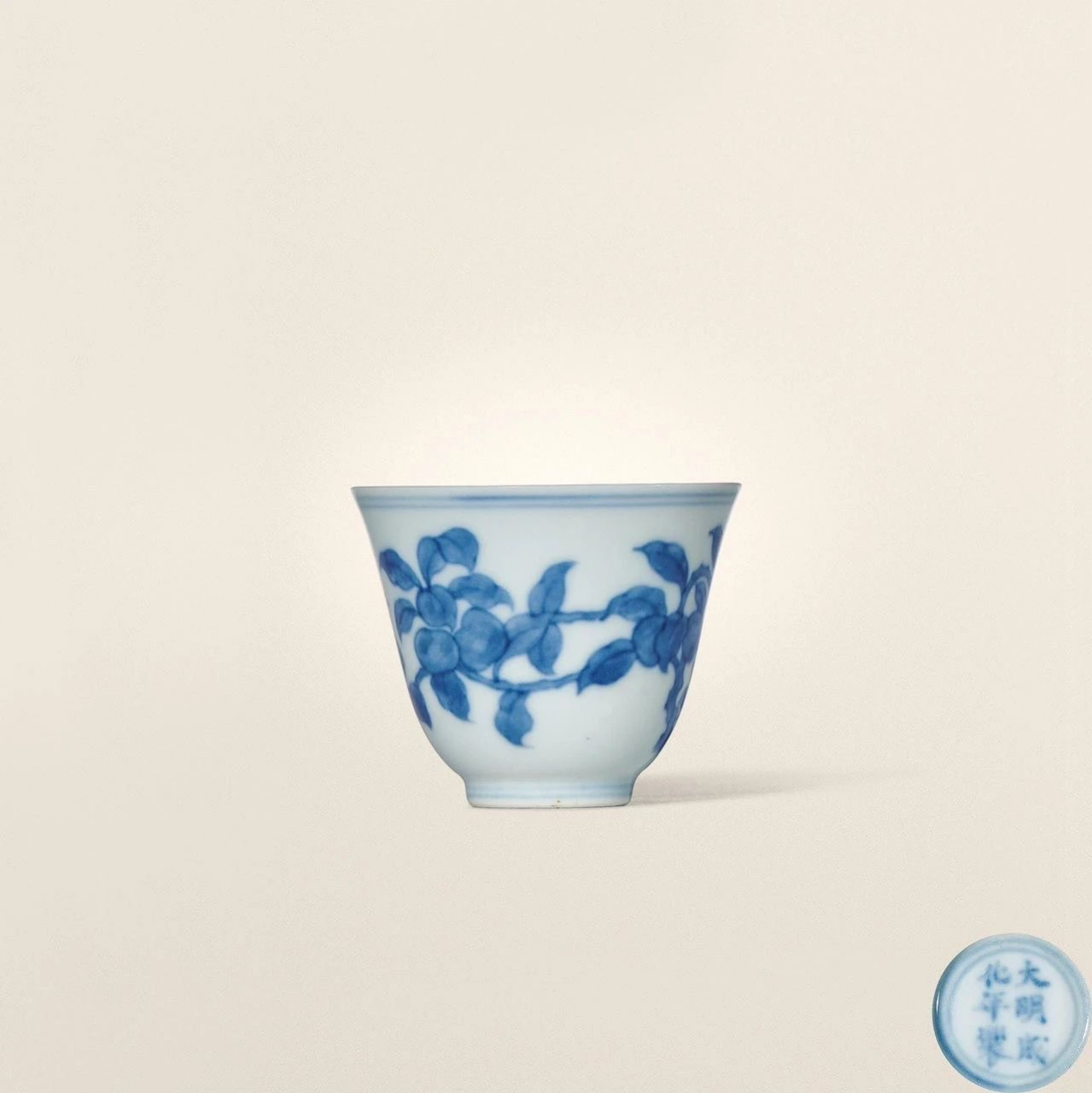 一件被定为"康熙仿成化"的青花小杯,最高估价也就几万元,最后被神秘