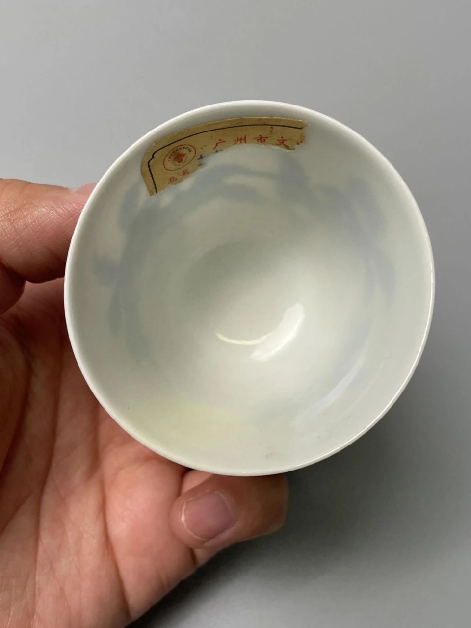 一件被定为"康熙仿成化"的青花小杯,最高估价也就几万元,最后被神秘