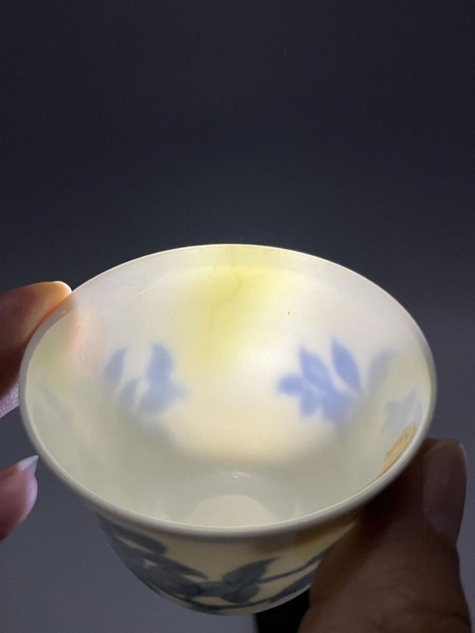 一件被定为"康熙仿成化"的青花小杯,最高估价也就几万元,最后被神秘