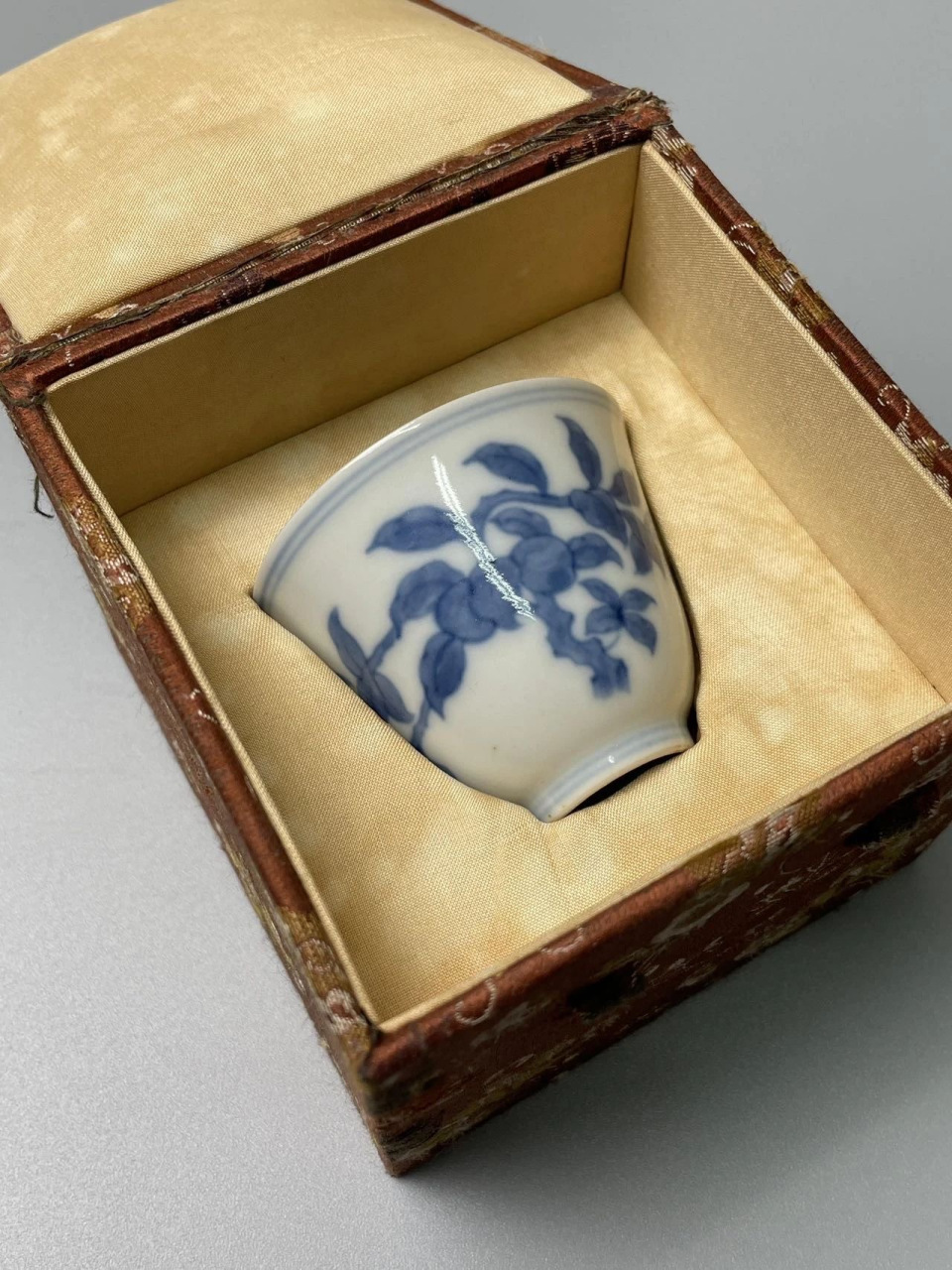 一件被定为"康熙仿成化"的青花小杯,最高估价也就几万元,最后被神秘