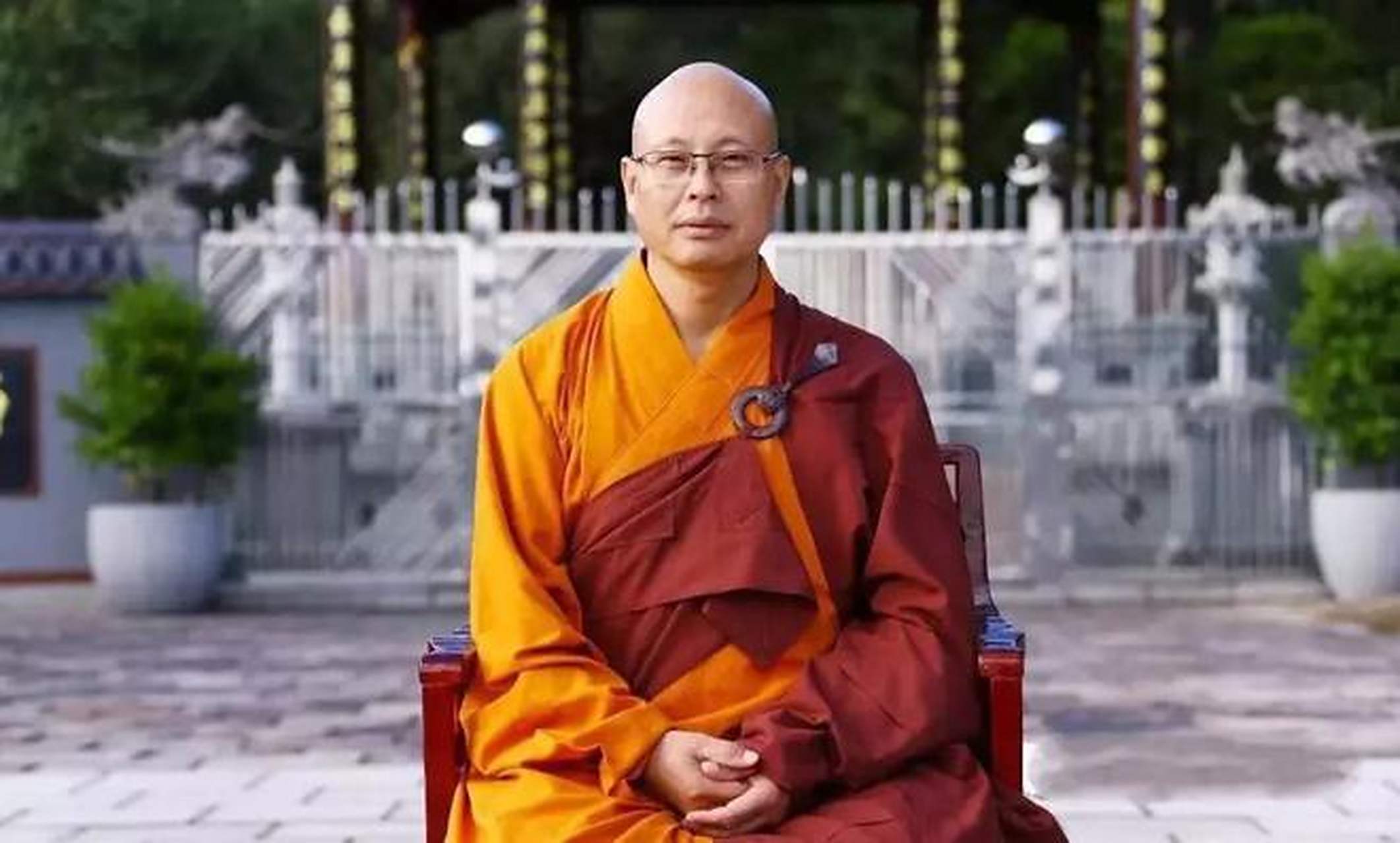 界诠法师说,九二年他在平兴寺讲《地藏经》,那时他苦难的母亲还在世