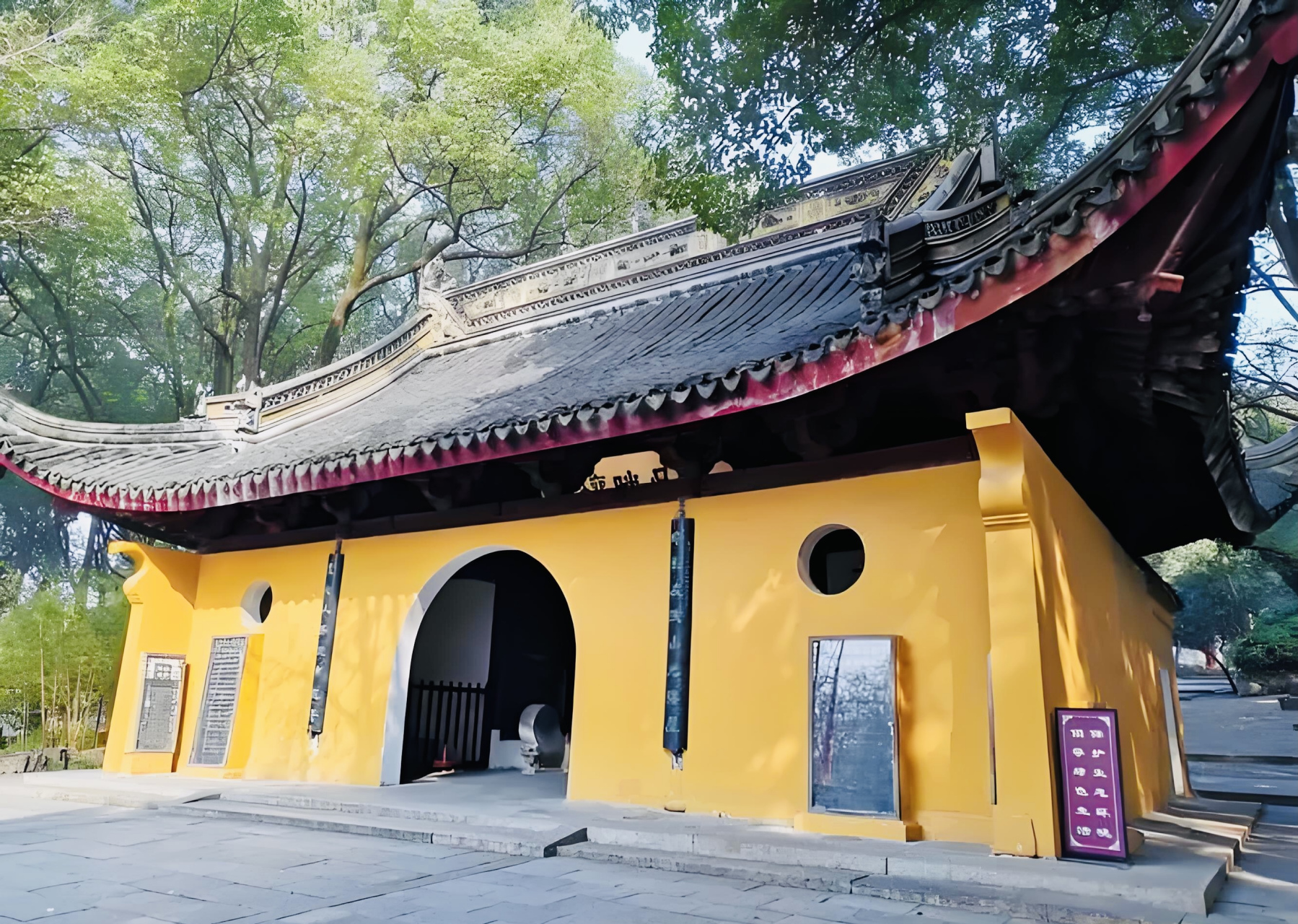 今日在一店家,偶见挂出的虎丘断梁殿,试剑石两张老旧照,应该是百年前