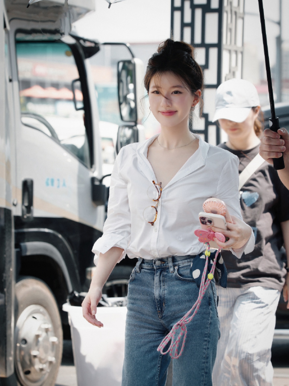 赵露思将耳机挂在腰上,展现自信与魅力,引发网友热议