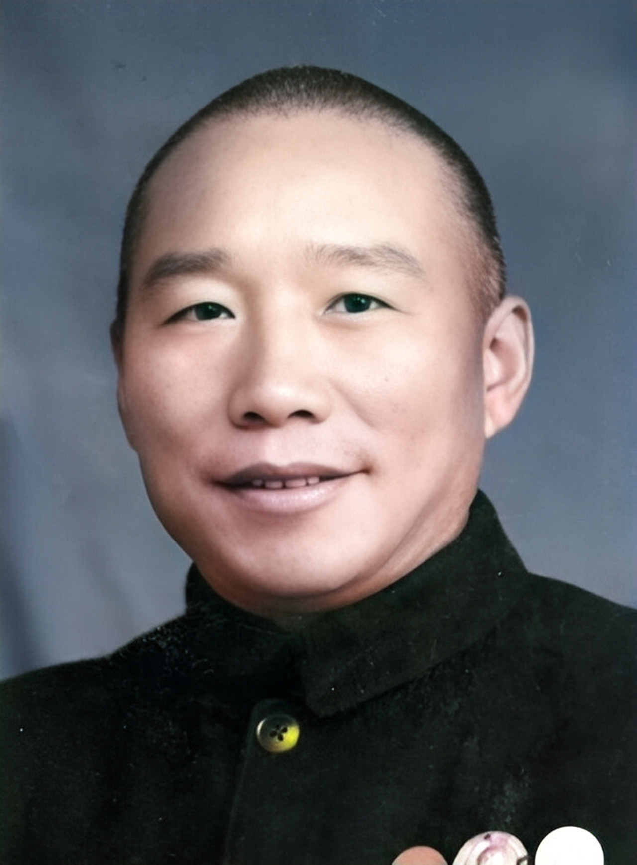 解放军看他年纪大便发了2块银元让他回家谁知