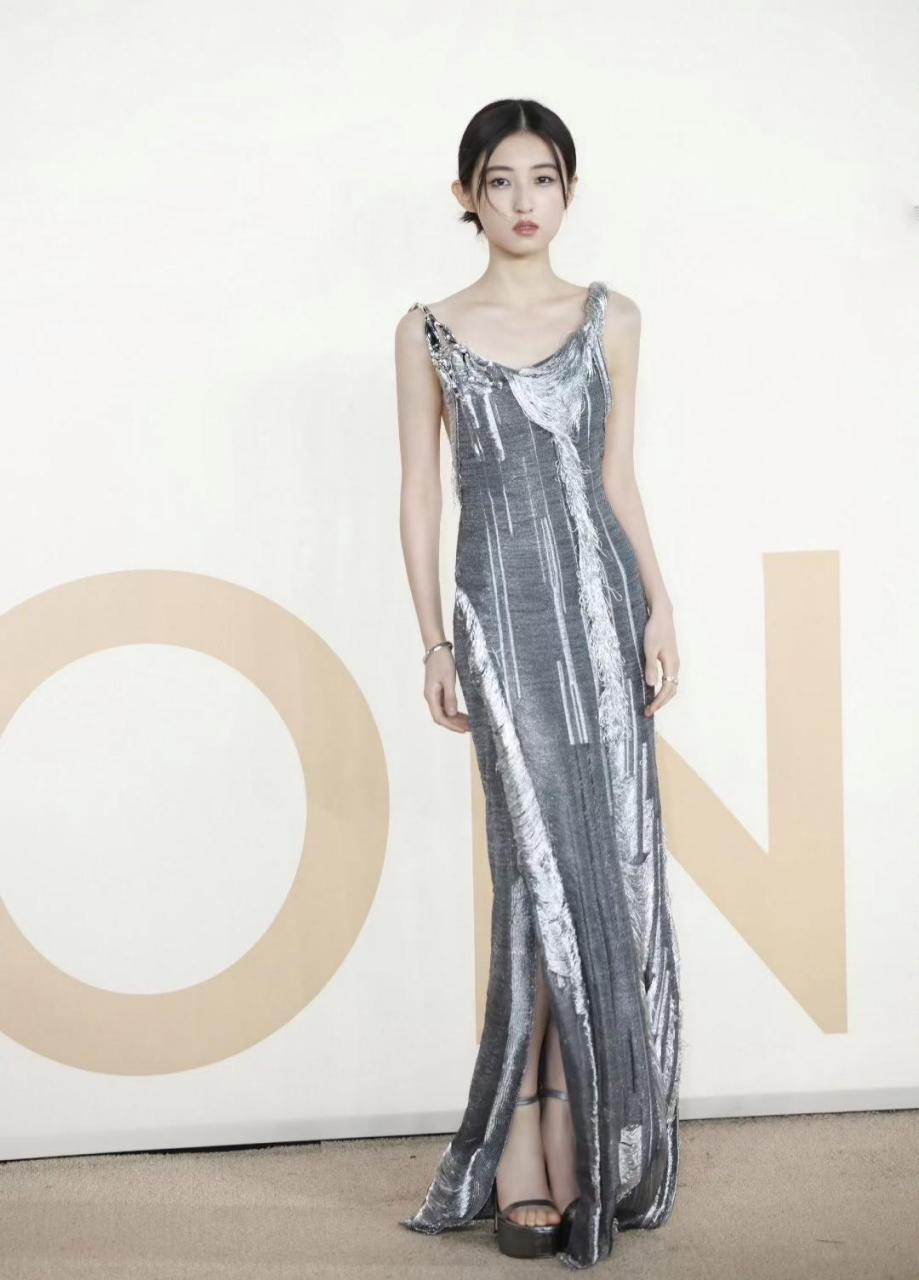 张子枫穿低领长裙露美背,绝美容颜吸睛,就是太瘦了,再胖10斤都行!