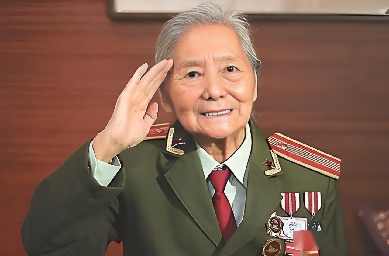 她是上甘岭坑道中的唯一女兵,1979年访美时,竟被一
