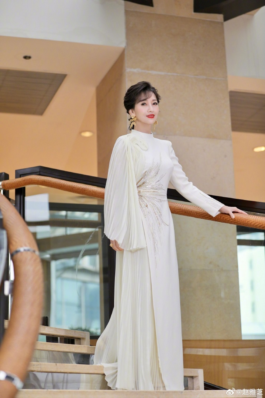 赵雅芝最新美照,白色金色穿搭梦回白素贞
