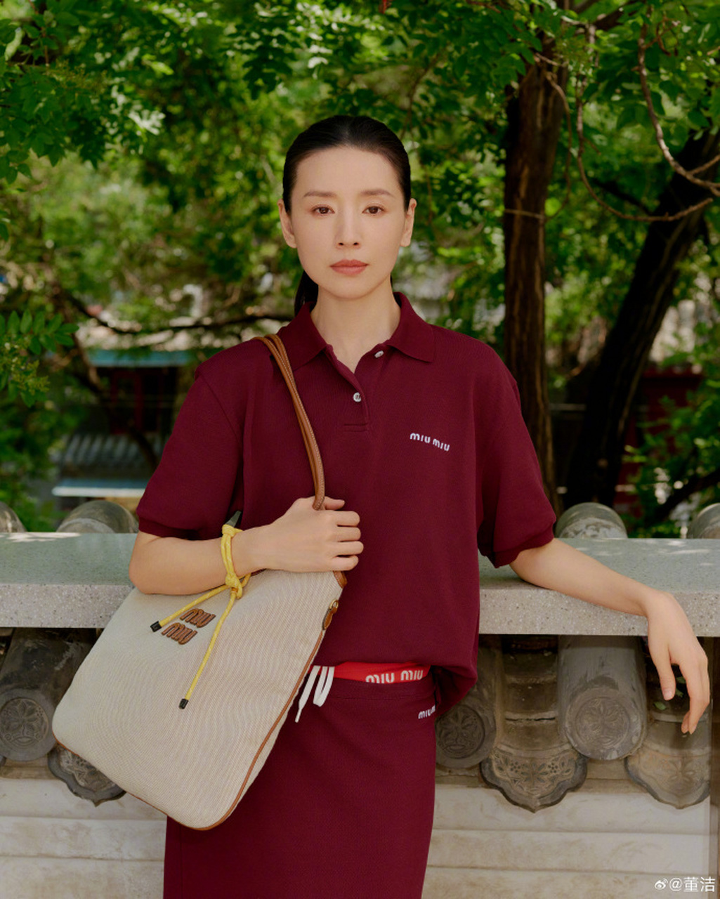 穿着miu miu参加夏日派对的董洁