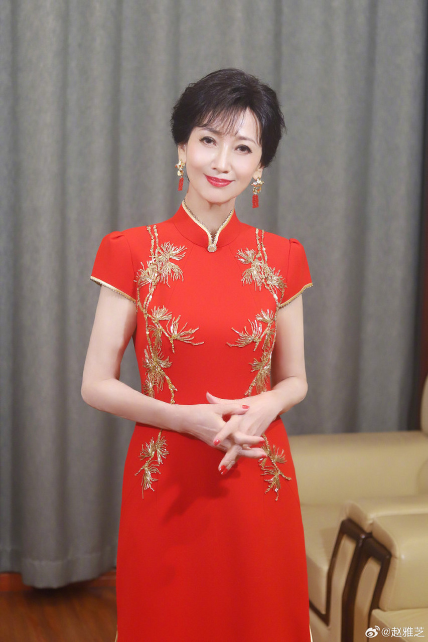 一身红旗袍的赵雅芝