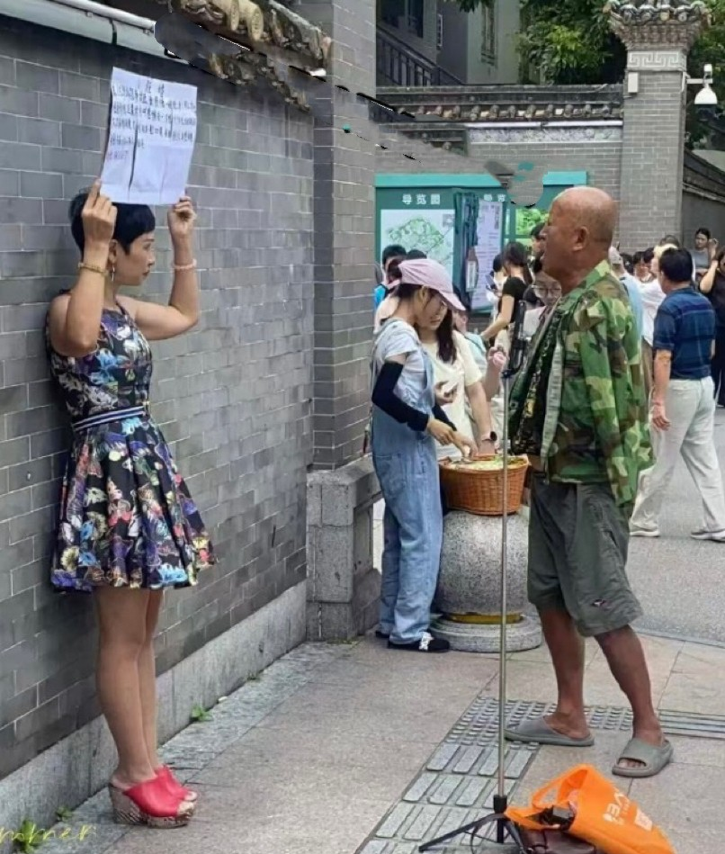 街头围观的人群里,有人咧嘴笑,有人低头窃窃私语,还有个大叔直接掏出