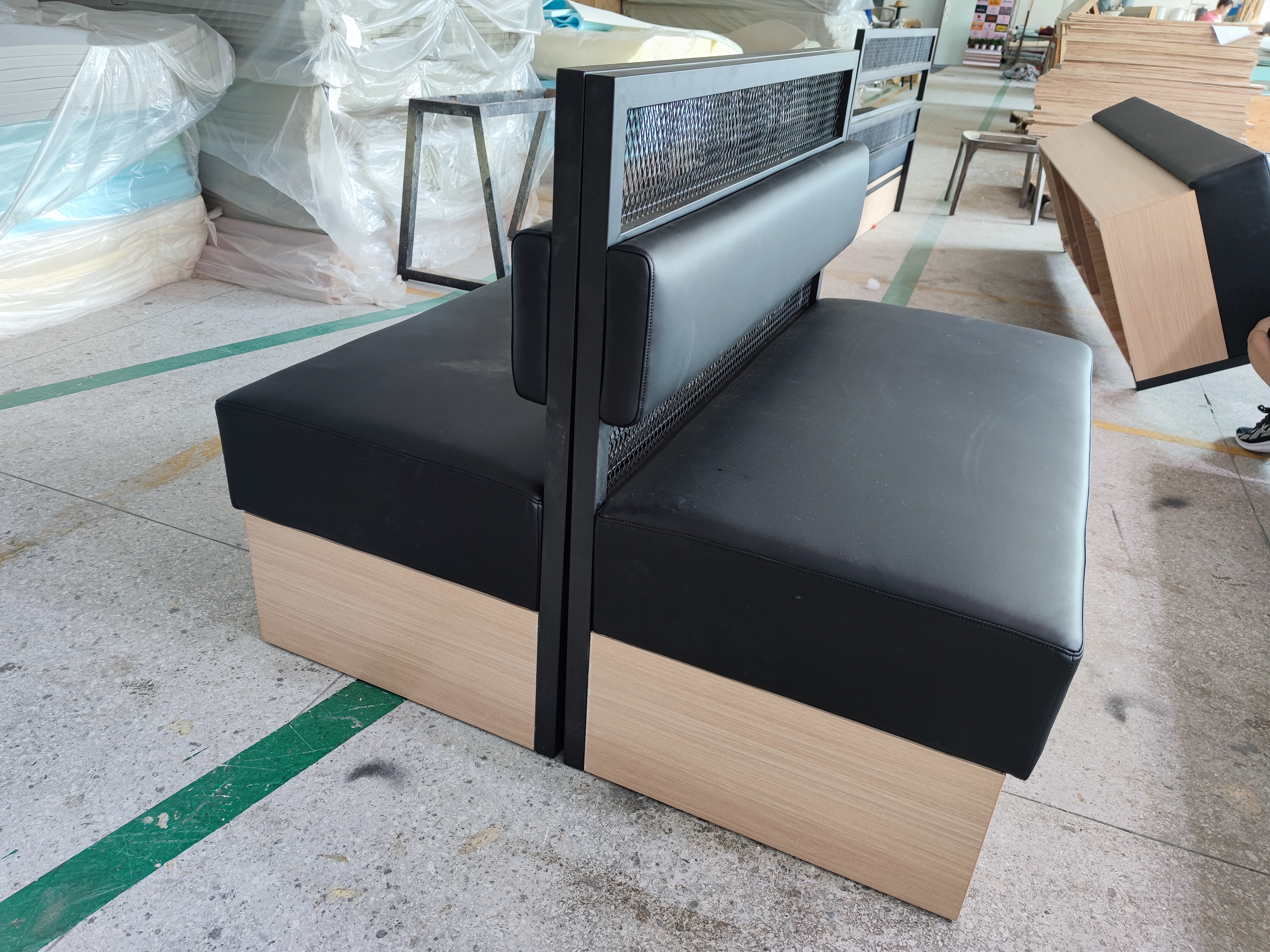 这款卡座沙发,采用现代简约的设计风格.沙发的底座采用浅木色防火板材