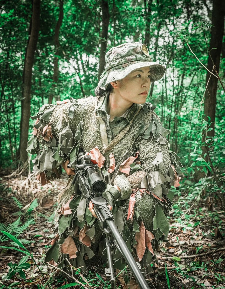 中国解放军中的女狙击手,眼神如鹰般锐利,手稳如山