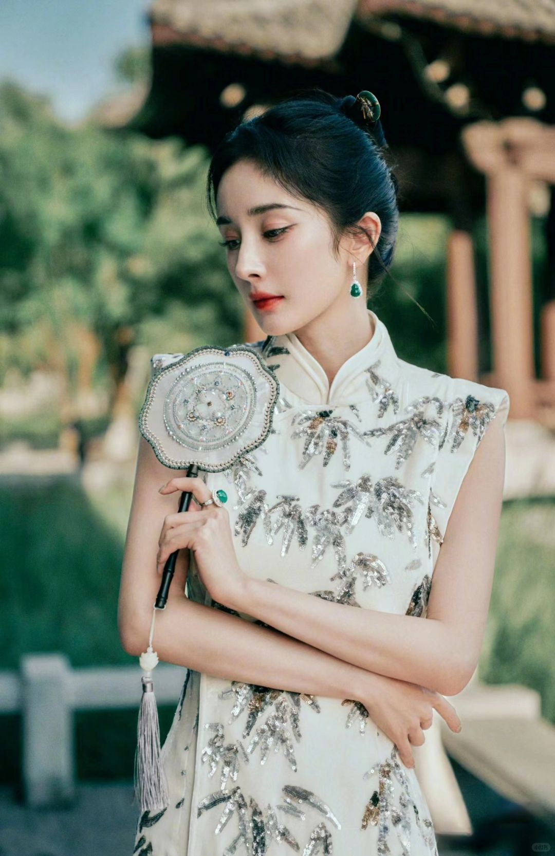 无论是古装扮相还是现代装束都驾驭的很好～尤其是那一双灵动的大眼睛