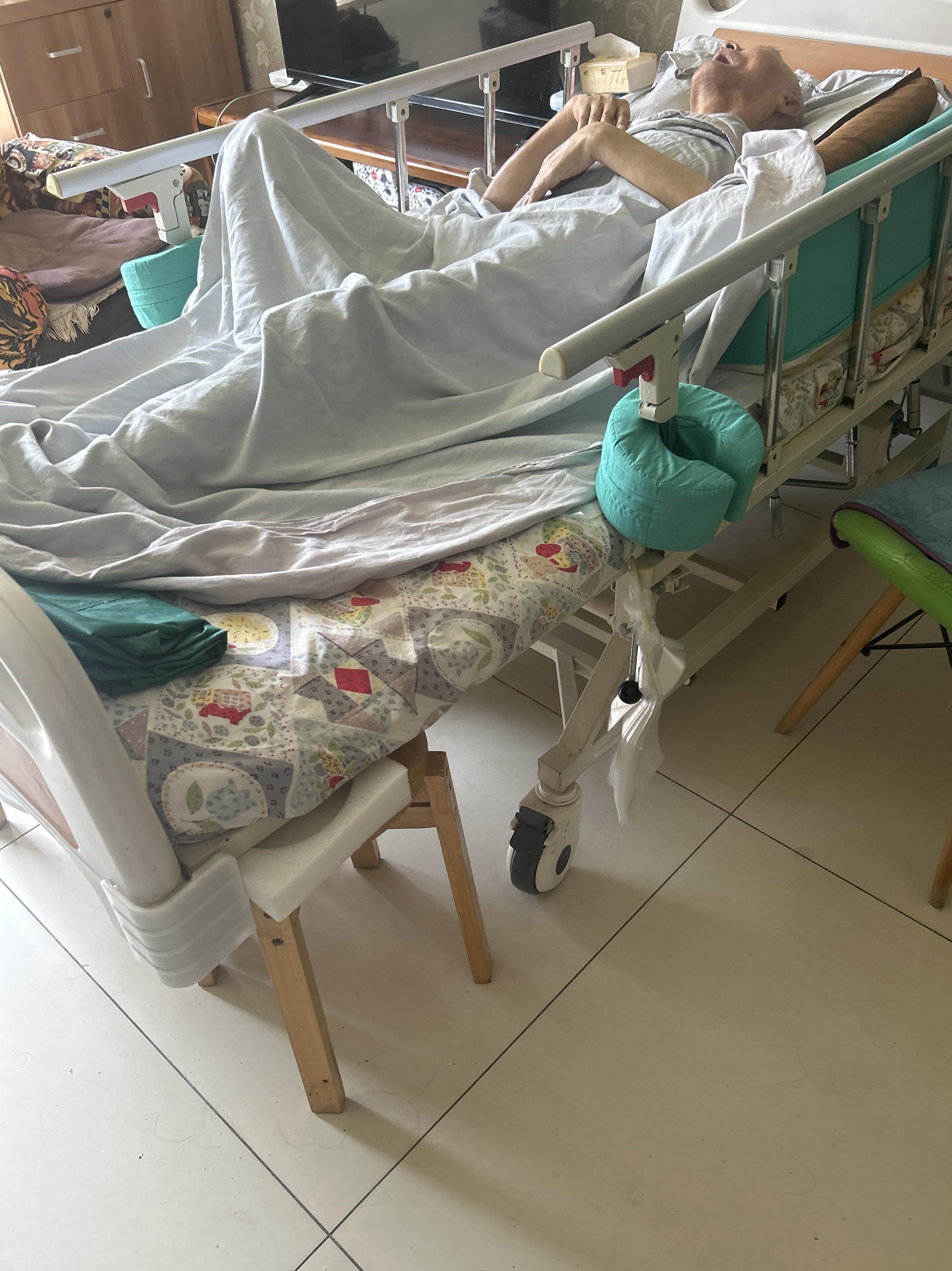 父亲今年90高龄,卧床三年了