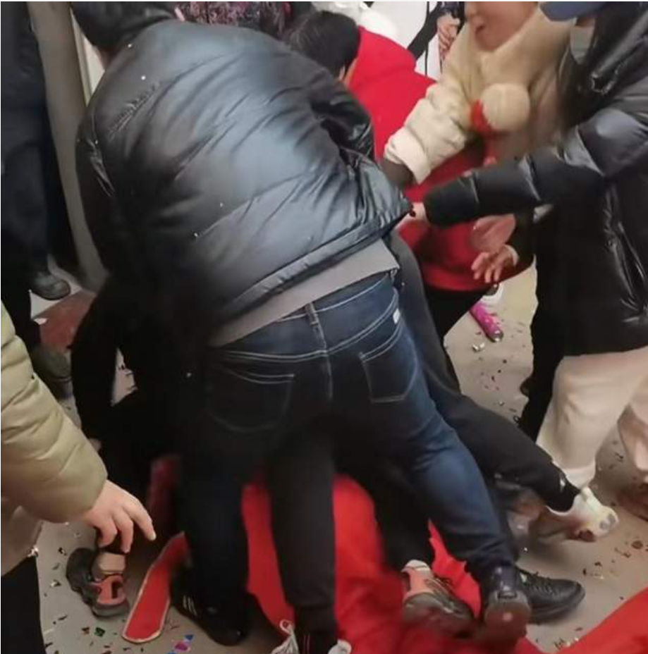 【华夏婚俗百态:低俗婚闹背后的深层剖析】