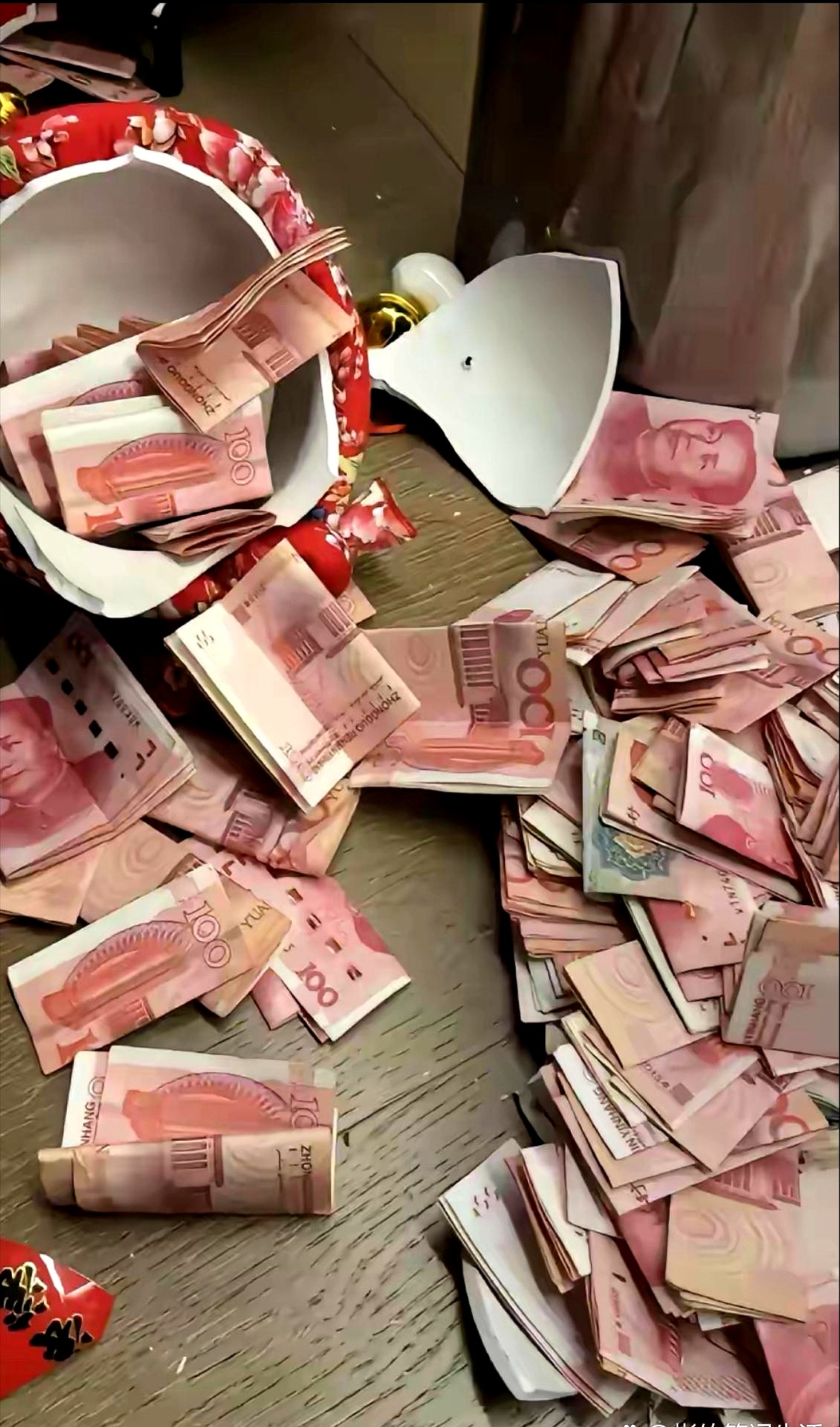 花瓶摔得粉碎,藏在里面的私房钱也撒了一地