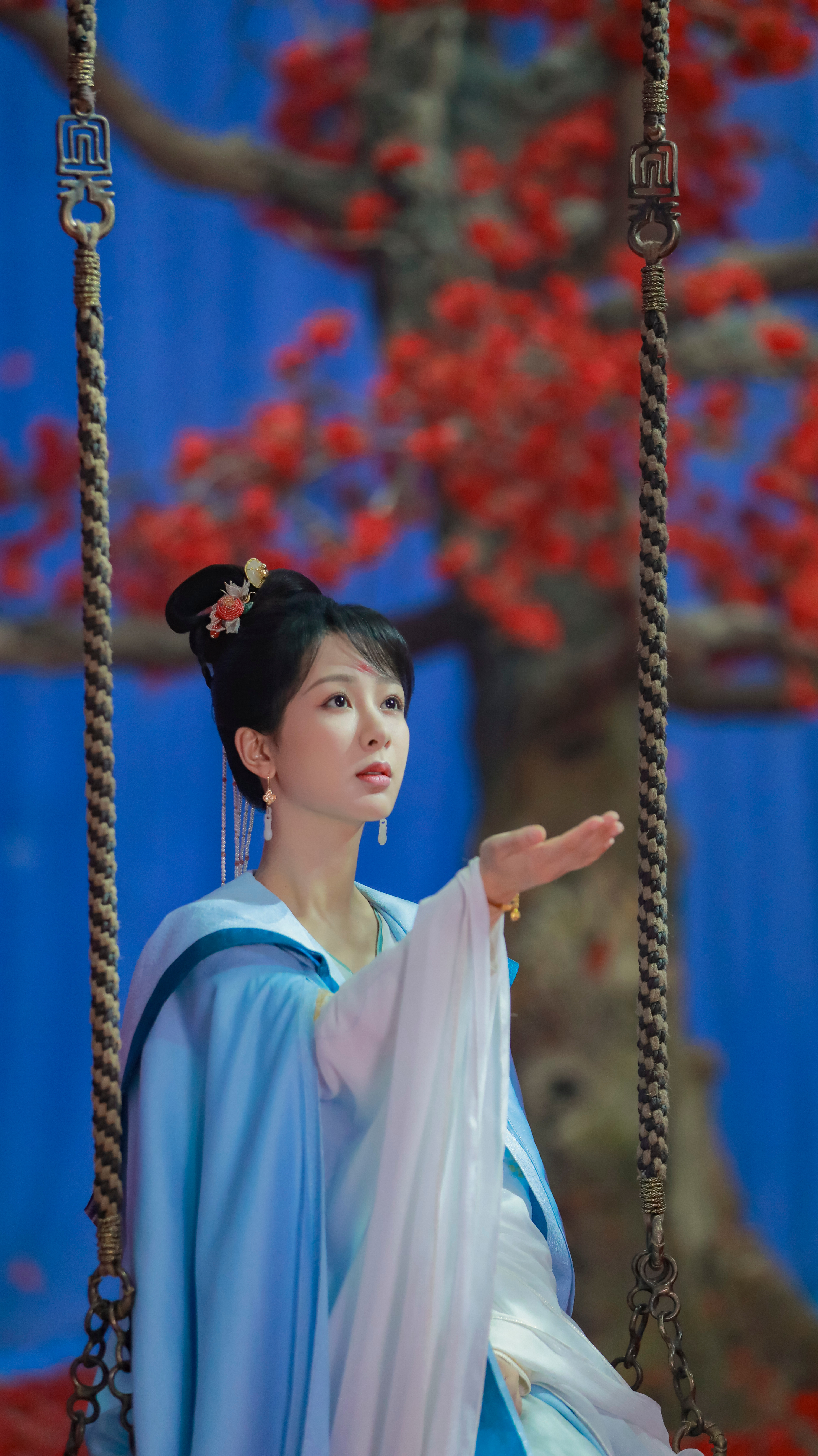 杨紫一身古装,骑着小电驴穿梭在城市街头,脸上洋溢着轻松的笑容