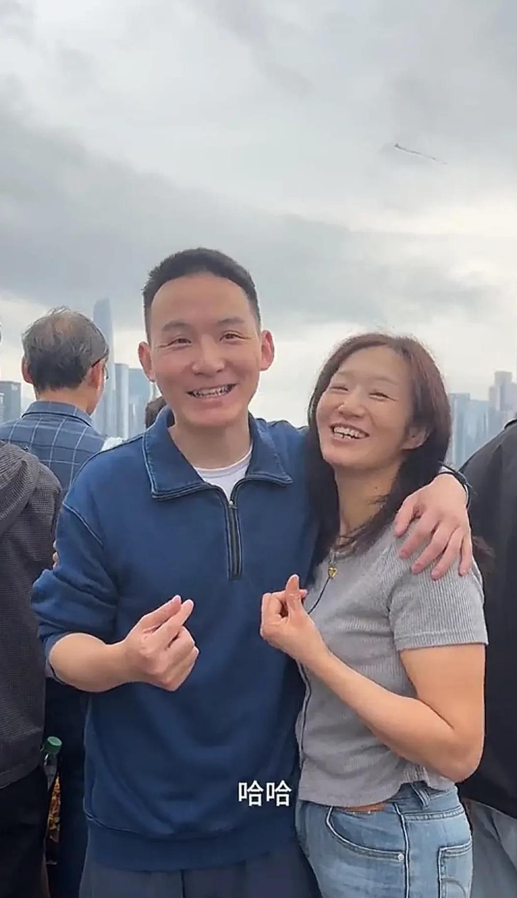 看到他跟妈妈坐一块儿,那么温馨,哎呀,心里真爽!