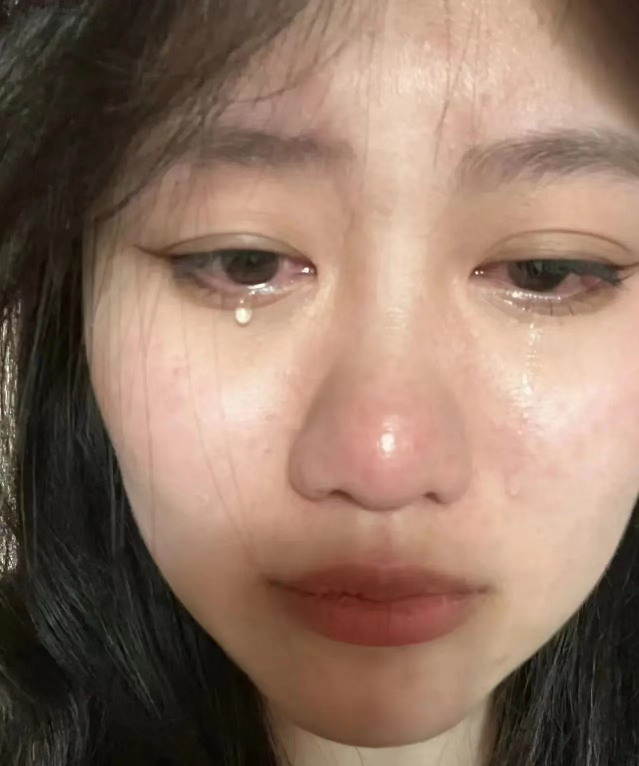 没想到,妻子回到卧室,收拾好衣服后,转身就离开