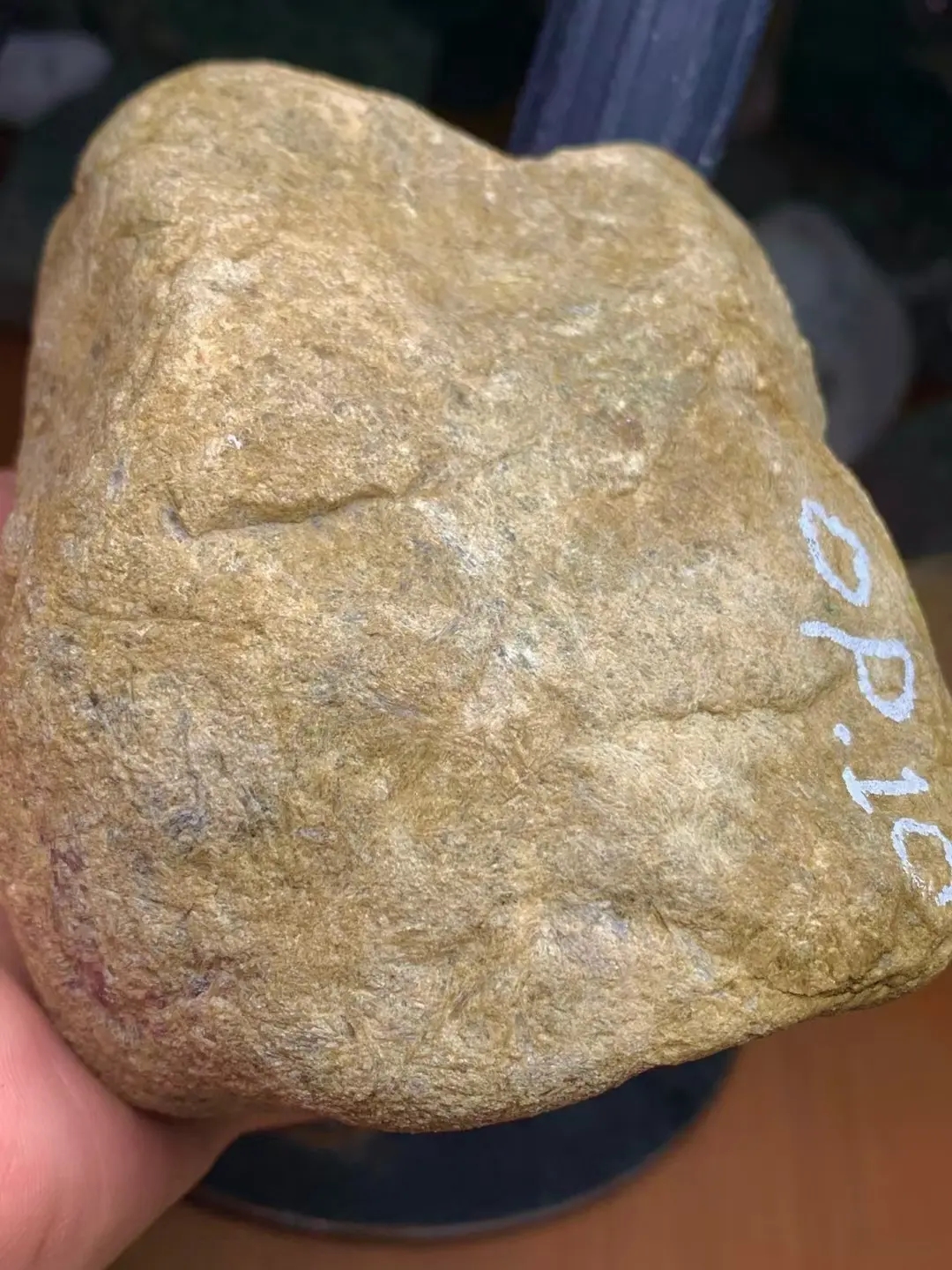 这些颗粒在光线下闪烁着微光如同镶嵌在石头上的宝石散发着迷人的