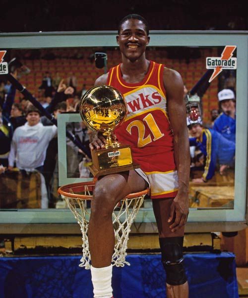 凭借逆天的弹跳和极具冲击力的扣篮风格,他将比赛变成个人的表演舞台