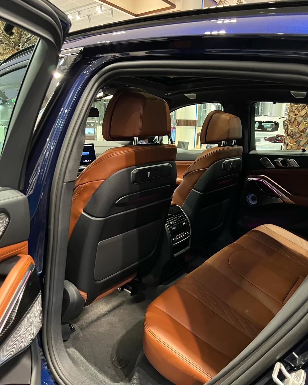 黑色的宝马suv