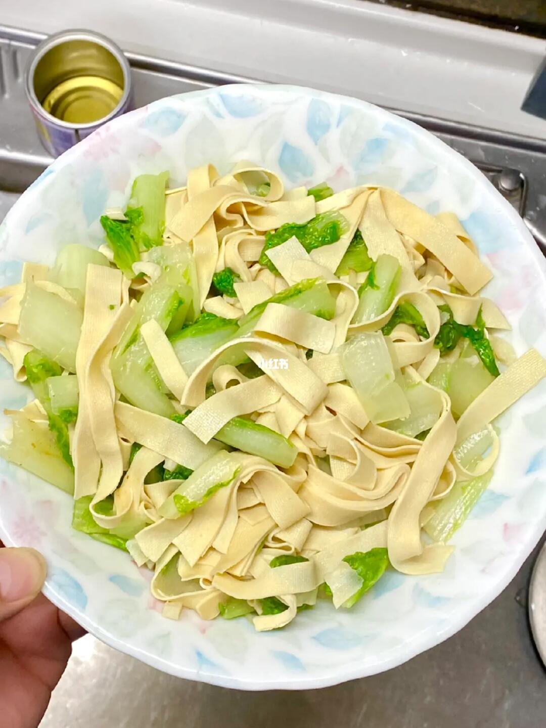 假期健康挑战# 豆皮炒白菜,一道家常而又不失风味的菜肴,以其清爽