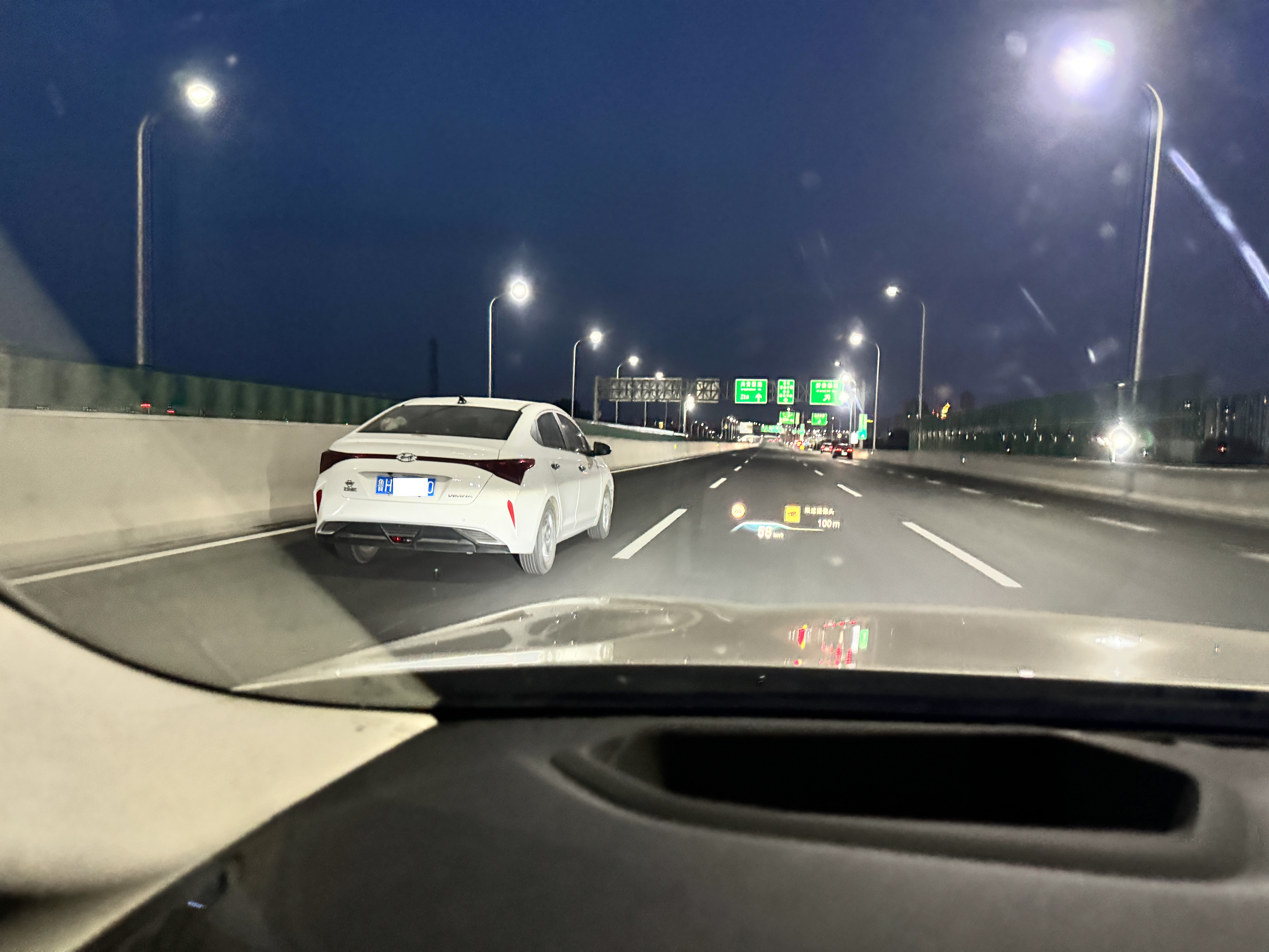 外图片车窗外的夜景车窗外夜景视频真实开夜车图片高速车窗外的夜景