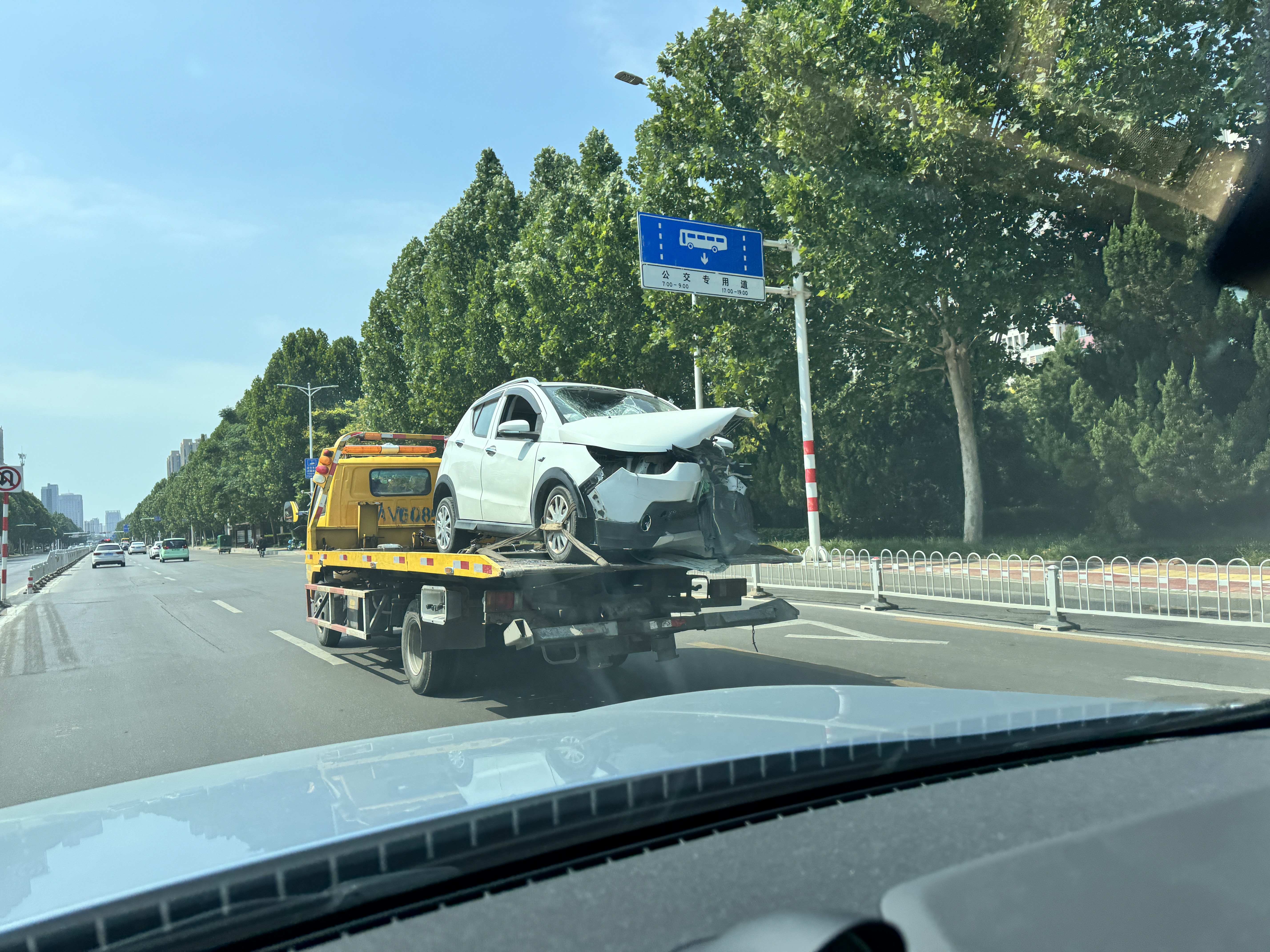 由于车辆前部没有发动机,电车一旦发生交通事故,车头被撞碎的几率还是