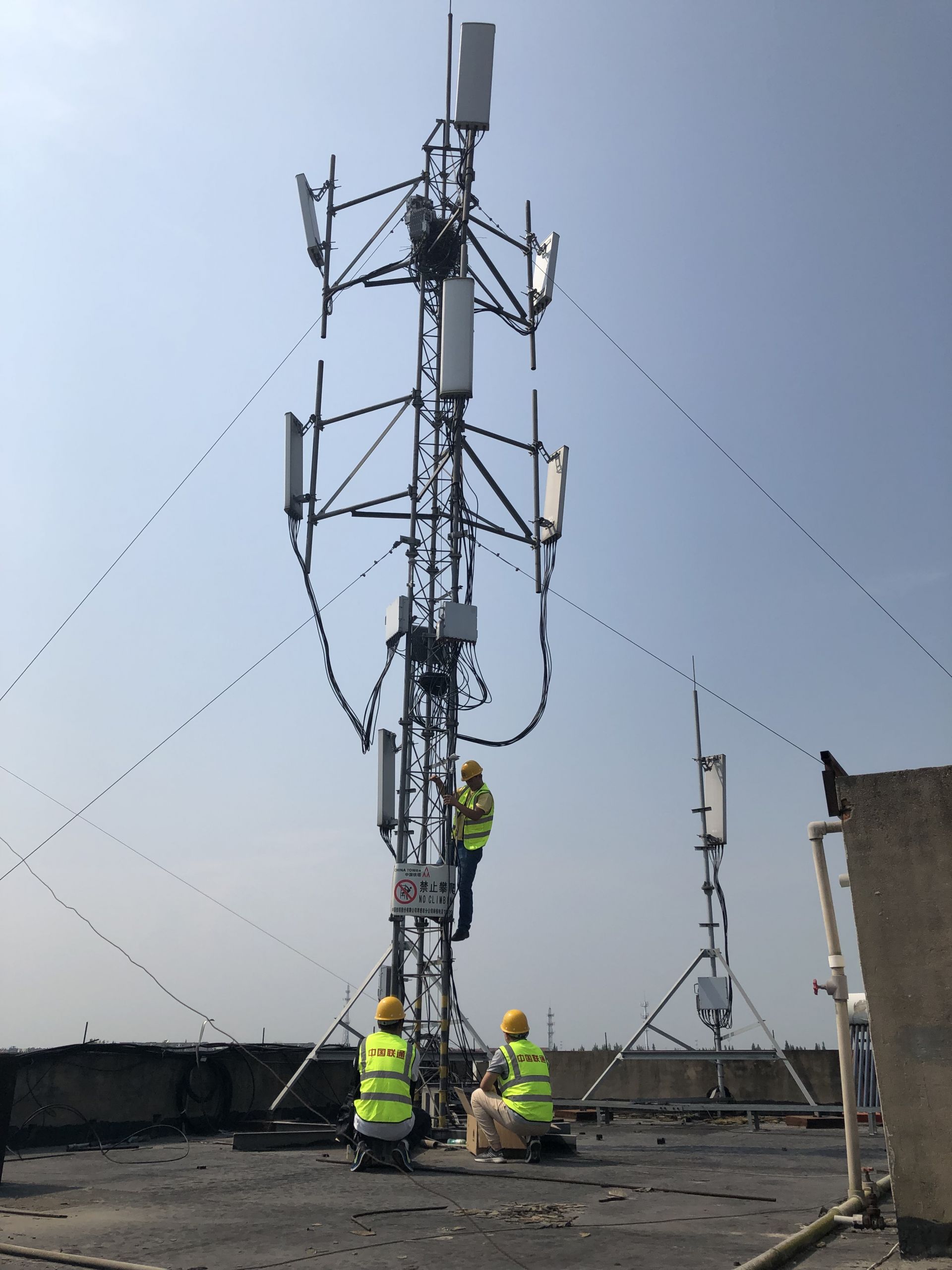 我们小区地下车库三家运营商都做了信号覆盖,同一个地点,移动信号2格