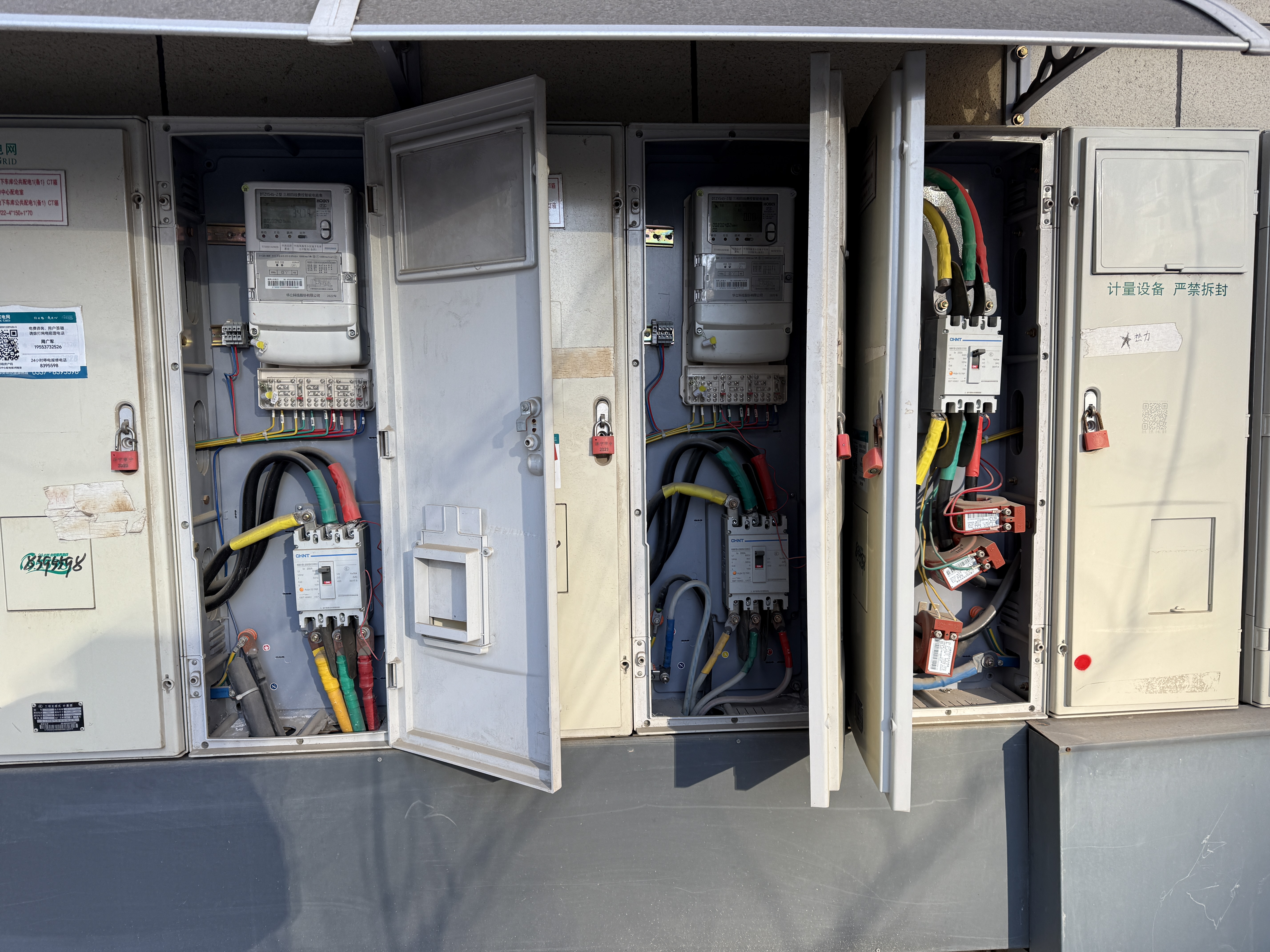 刚才在小区里面溜达,发现小区墙上的电表箱居然没关,一些380v的电线