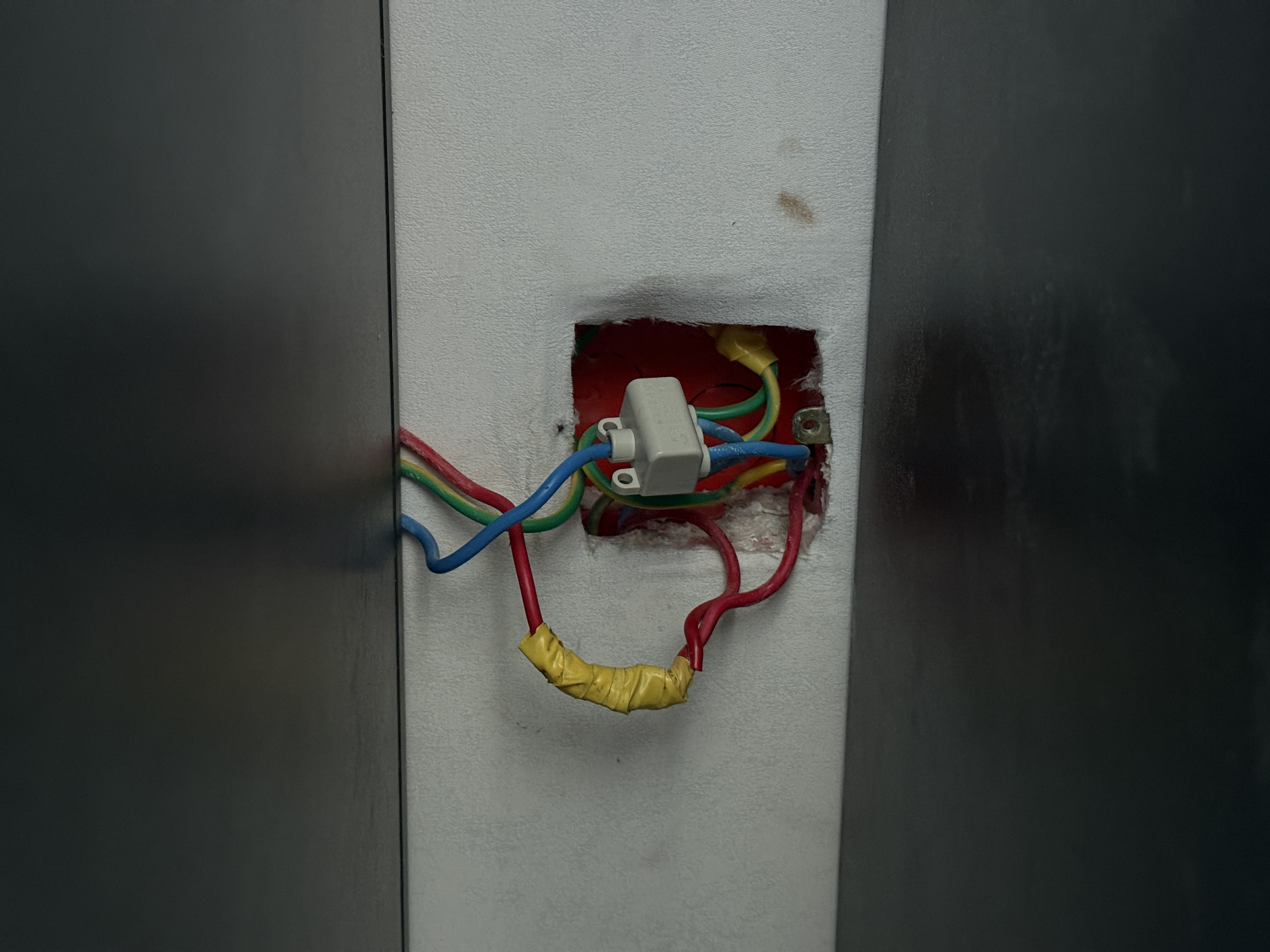 装修最坑爹的细节就是,电源接口留在一个非常小的过