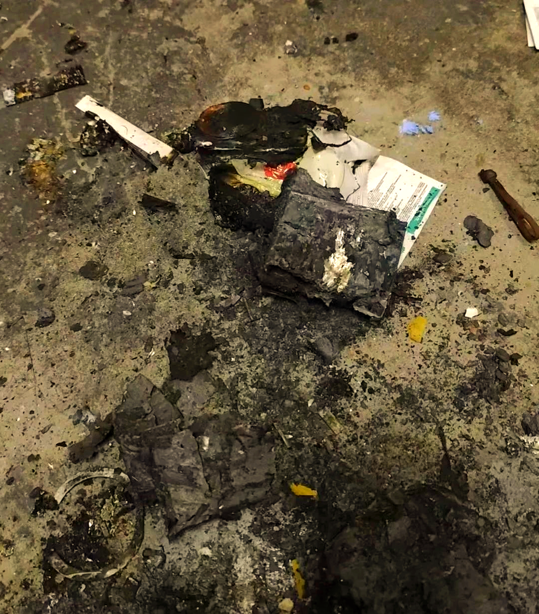 充电宝爆炸床头充电宝火灾充电宝起火事故120w充电头用铁锤砸坏照片