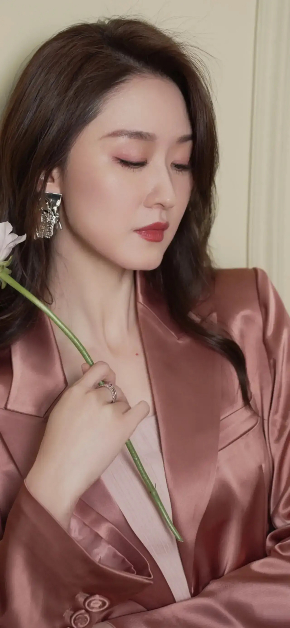 大美女张雯,性感迷人,身材苗条,肤白貌美大长腿!